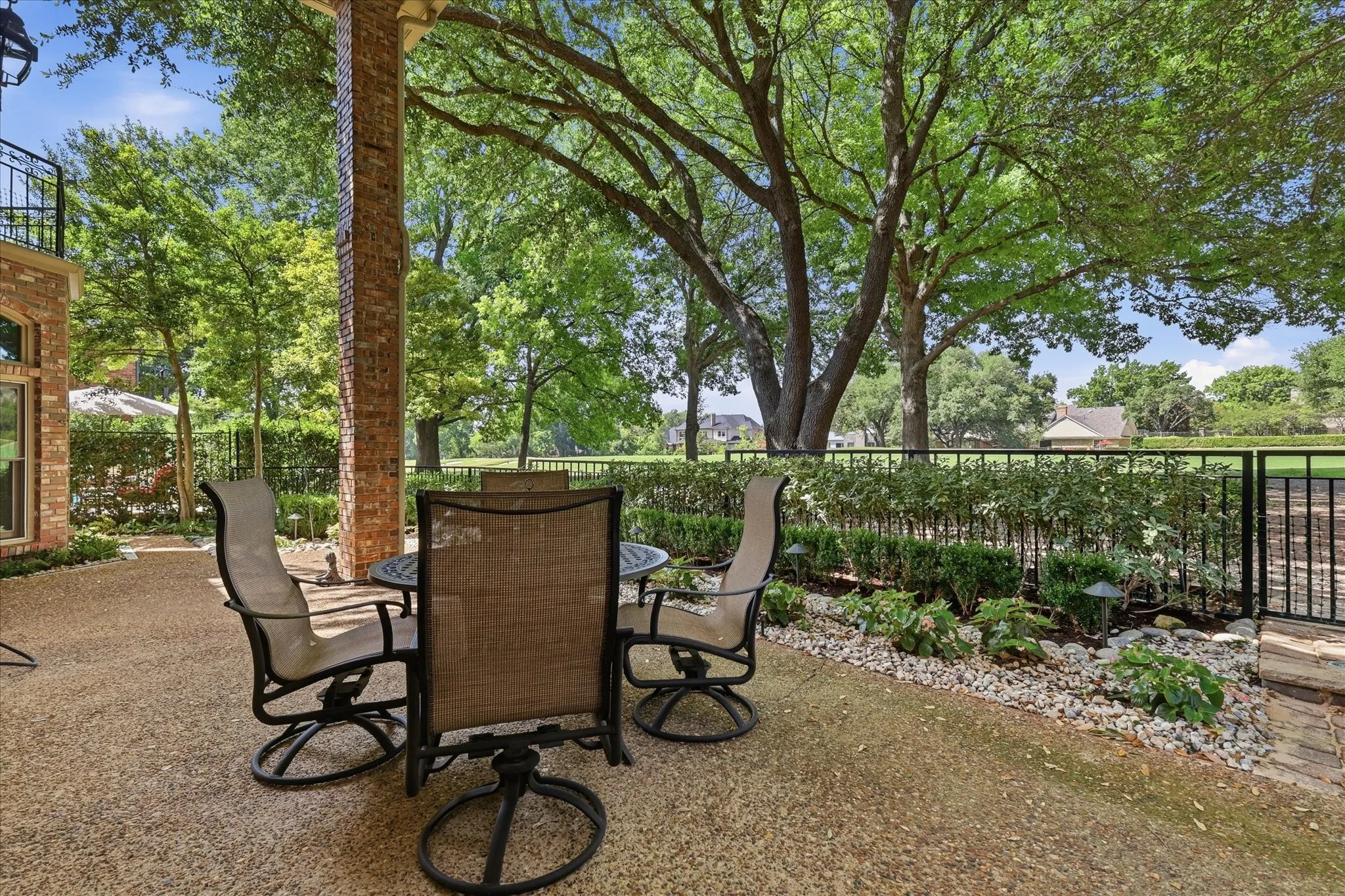 Single Family Residence For Sale in Dallas County , 5909 Club Hill Place, Dallas, Texas 75248, 3 Bedroom, 4 Bathroom, 2 Garage spaces, 4,015 Sqft, built in 1985, mls#21337807, Real Estate Agent in Dallas, Homes For Sale in Dallas county, Homes For Sale in Dallas, Realtor in Dallas Texas, Real Estate Brokerage Independent Realty Texas, Luminita Cordes Realtor