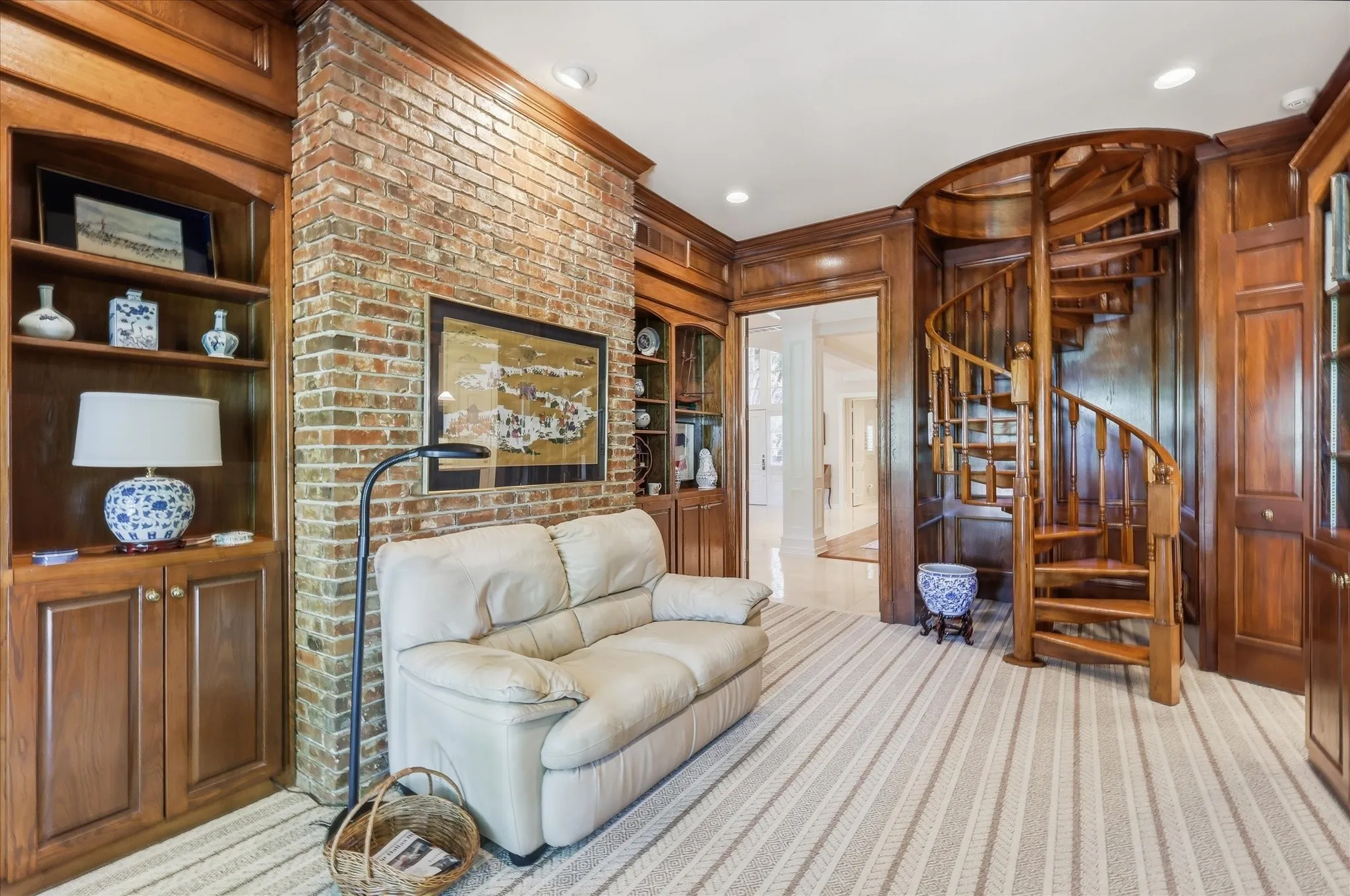 Single Family Residence For Sale in Dallas County , 5909 Club Hill Place, Dallas, Texas 75248, 3 Bedroom, 4 Bathroom, 2 Garage spaces, 4,015 Sqft, built in 1985, mls#21337807, Real Estate Agent in Dallas, Homes For Sale in Dallas county, Homes For Sale in Dallas, Realtor in Dallas Texas, Real Estate Brokerage Independent Realty Texas, Luminita Cordes Realtor