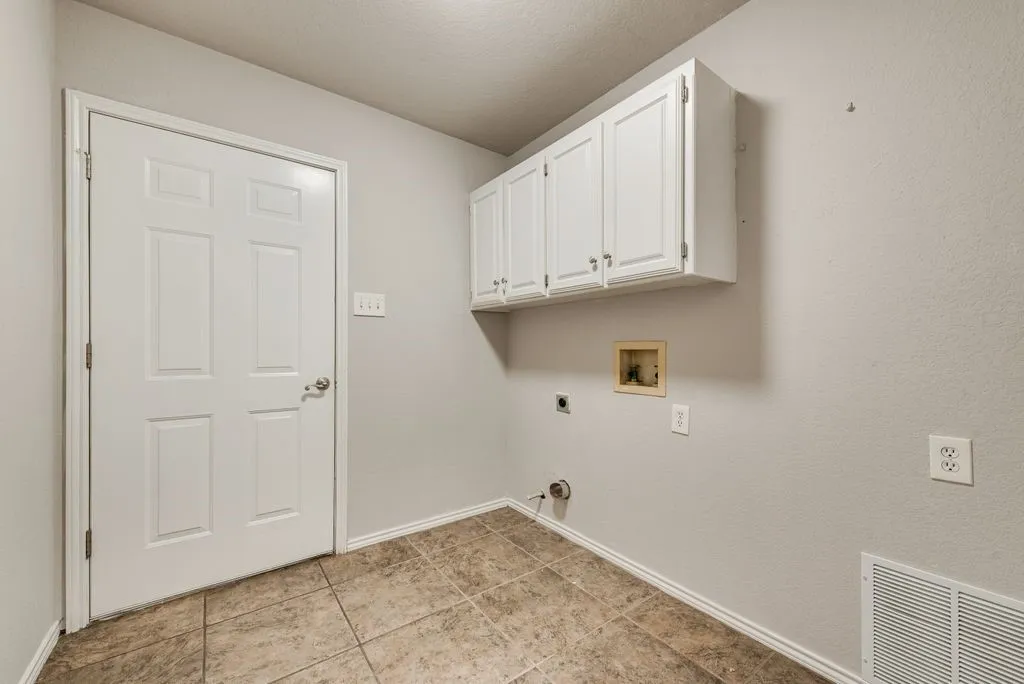 Single Family Residence For Sale in Johnson County , 301 South Circle, Grandview, Texas 76050, 3 Bedroom, 2 Bathroom, 2 Garage spaces, 2,212 Sqft, built in 1994, mls#21339361, Real Estate Agent in Grandview, Homes For Sale in Johnson county, Homes For Sale in Grandview, Realtor in Grandview Texas, Real Estate Brokerage Independent Realty Texas, Luminita Cordes Realtor