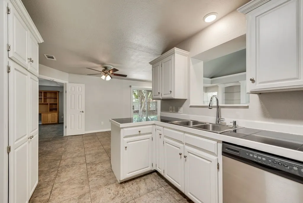Single Family Residence For Sale in Johnson County , 301 South Circle, Grandview, Texas 76050, 3 Bedroom, 2 Bathroom, 2 Garage spaces, 2,212 Sqft, built in 1994, mls#21339361, Real Estate Agent in Grandview, Homes For Sale in Johnson county, Homes For Sale in Grandview, Realtor in Grandview Texas, Real Estate Brokerage Independent Realty Texas, Luminita Cordes Realtor
