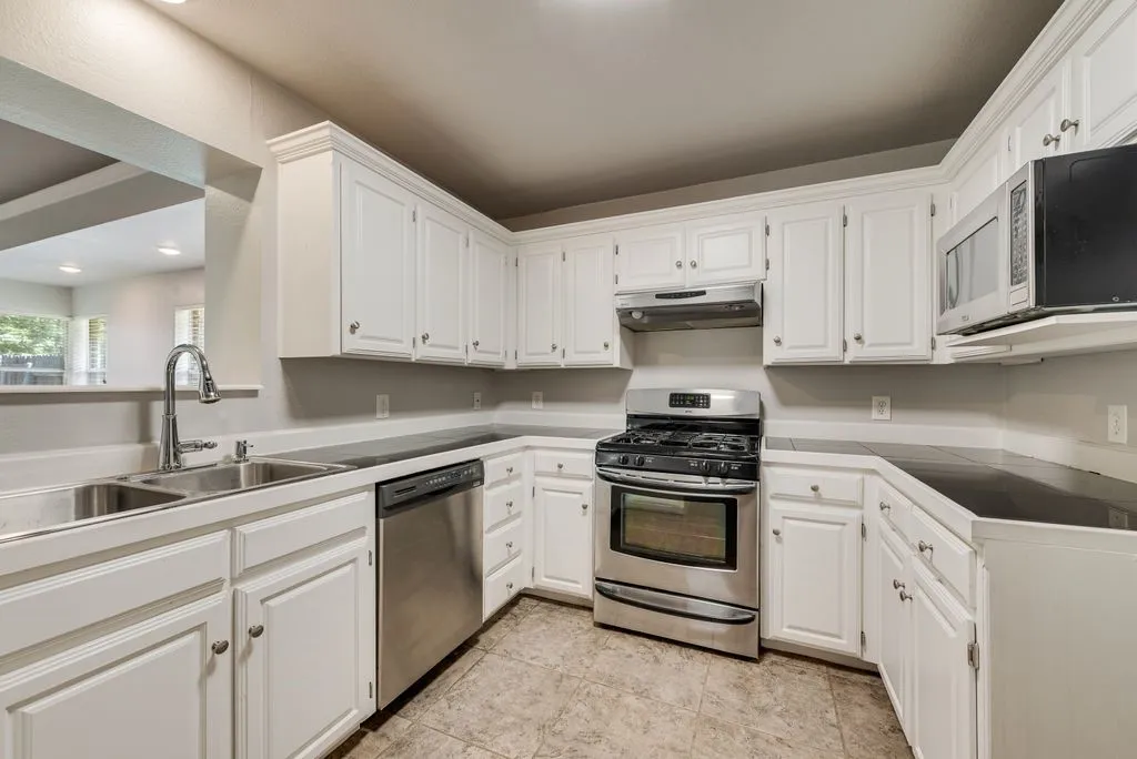 Single Family Residence For Sale in Johnson County , 301 South Circle, Grandview, Texas 76050, 3 Bedroom, 2 Bathroom, 2 Garage spaces, 2,212 Sqft, built in 1994, mls#21339361, Real Estate Agent in Grandview, Homes For Sale in Johnson county, Homes For Sale in Grandview, Realtor in Grandview Texas, Real Estate Brokerage Independent Realty Texas, Luminita Cordes Realtor