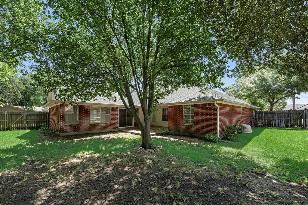 Single Family Residence For Sale in Johnson County , 301 South Circle, Grandview, Texas 76050, 3 Bedroom, 2 Bathroom, 2 Garage spaces, 2,212 Sqft, built in 1994, mls#21339361, Real Estate Agent in Grandview, Homes For Sale in Johnson county, Homes For Sale in Grandview, Realtor in Grandview Texas, Real Estate Brokerage Independent Realty Texas, Luminita Cordes Realtor
