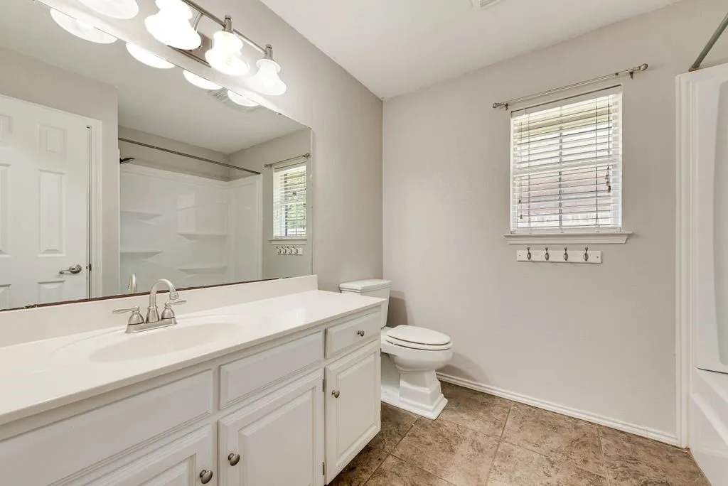 Single Family Residence For Sale in Johnson County , 301 South Circle, Grandview, Texas 76050, 3 Bedroom, 2 Bathroom, 2 Garage spaces, 2,212 Sqft, built in 1994, mls#21339361, Real Estate Agent in Grandview, Homes For Sale in Johnson county, Homes For Sale in Grandview, Realtor in Grandview Texas, Real Estate Brokerage Independent Realty Texas, Luminita Cordes Realtor