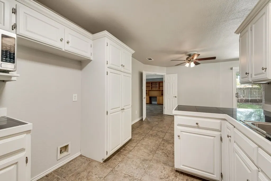 Single Family Residence For Sale in Johnson County , 301 South Circle, Grandview, Texas 76050, 3 Bedroom, 2 Bathroom, 2 Garage spaces, 2,212 Sqft, built in 1994, mls#21339361, Real Estate Agent in Grandview, Homes For Sale in Johnson county, Homes For Sale in Grandview, Realtor in Grandview Texas, Real Estate Brokerage Independent Realty Texas, Luminita Cordes Realtor