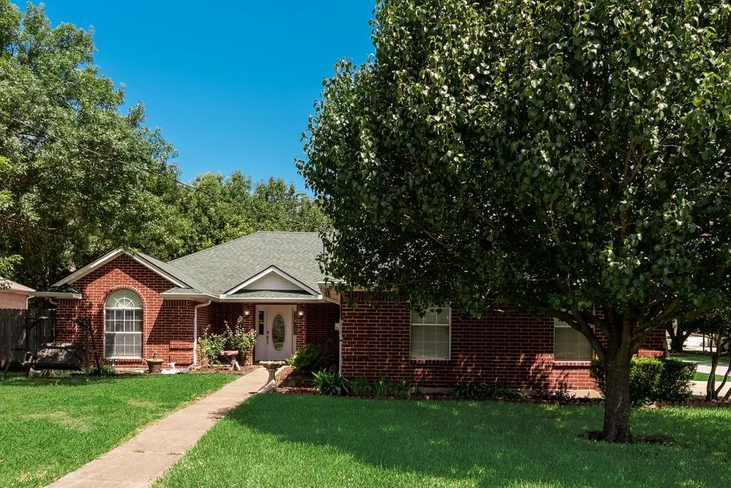 Single Family Residence For Sale in Johnson County , 301 South Circle, Grandview, Texas 76050, 3 Bedroom, 2 Bathroom, 2 Garage spaces, 2,212 Sqft, built in 1994, mls#21339361, Real Estate Agent in Grandview, Homes For Sale in Johnson county, Homes For Sale in Grandview, Realtor in Grandview Texas, Real Estate Brokerage Independent Realty Texas, Luminita Cordes Realtor