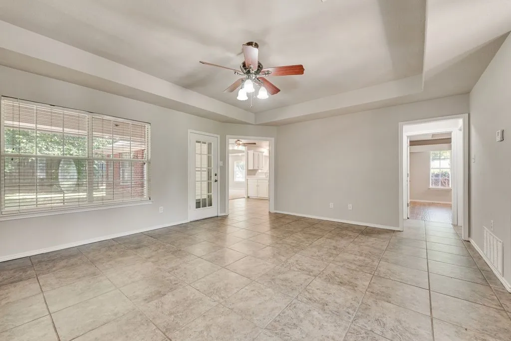 Single Family Residence For Sale in Johnson County , 301 South Circle, Grandview, Texas 76050, 3 Bedroom, 2 Bathroom, 2 Garage spaces, 2,212 Sqft, built in 1994, mls#21339361, Real Estate Agent in Grandview, Homes For Sale in Johnson county, Homes For Sale in Grandview, Realtor in Grandview Texas, Real Estate Brokerage Independent Realty Texas, Luminita Cordes Realtor