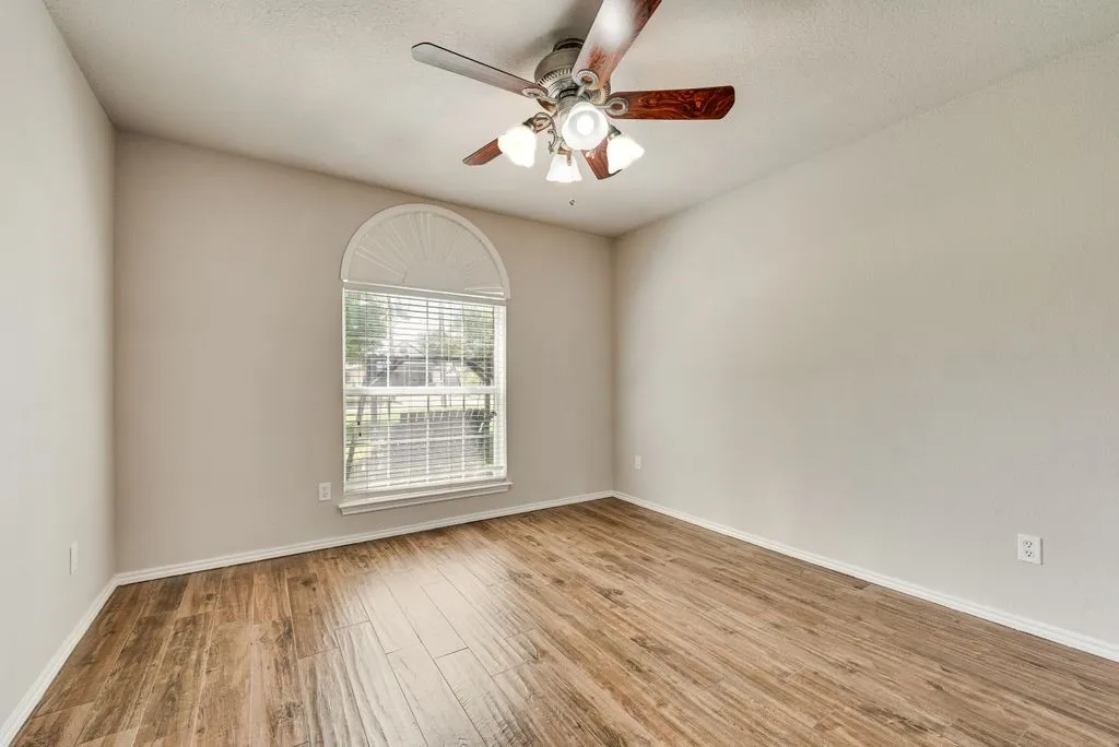 Single Family Residence For Sale in Johnson County , 301 South Circle, Grandview, Texas 76050, 3 Bedroom, 2 Bathroom, 2 Garage spaces, 2,212 Sqft, built in 1994, mls#21339361, Real Estate Agent in Grandview, Homes For Sale in Johnson county, Homes For Sale in Grandview, Realtor in Grandview Texas, Real Estate Brokerage Independent Realty Texas, Luminita Cordes Realtor