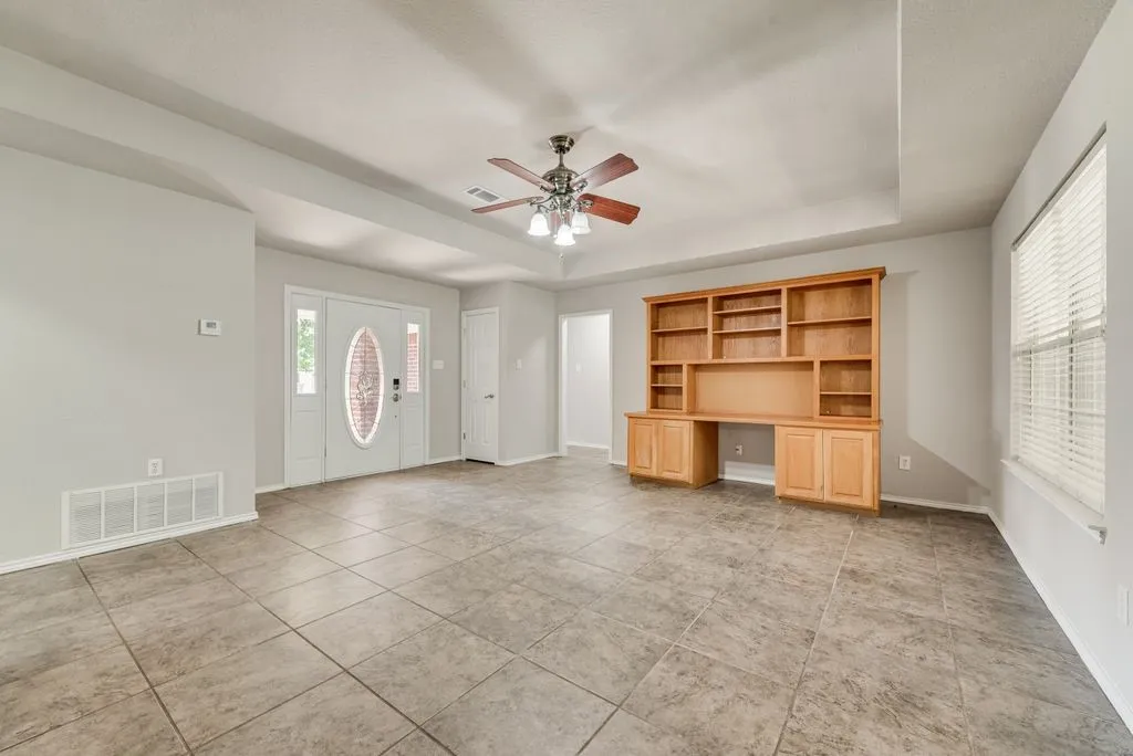 Single Family Residence For Sale in Johnson County , 301 South Circle, Grandview, Texas 76050, 3 Bedroom, 2 Bathroom, 2 Garage spaces, 2,212 Sqft, built in 1994, mls#21339361, Real Estate Agent in Grandview, Homes For Sale in Johnson county, Homes For Sale in Grandview, Realtor in Grandview Texas, Real Estate Brokerage Independent Realty Texas, Luminita Cordes Realtor