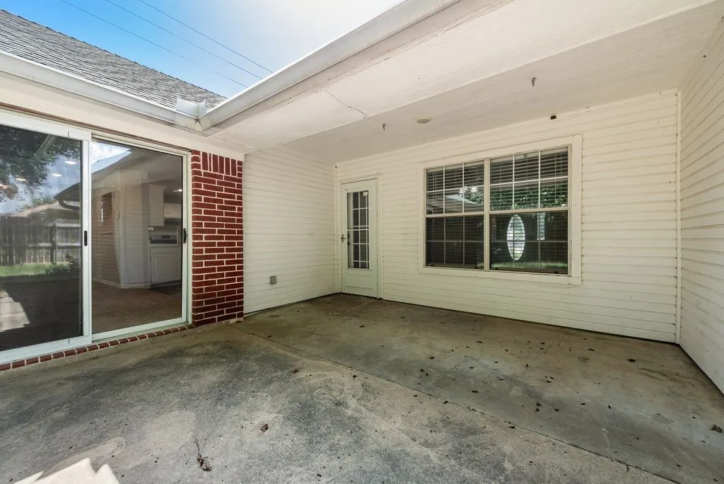 Single Family Residence For Sale in Johnson County , 301 South Circle, Grandview, Texas 76050, 3 Bedroom, 2 Bathroom, 2 Garage spaces, 2,212 Sqft, built in 1994, mls#21339361, Real Estate Agent in Grandview, Homes For Sale in Johnson county, Homes For Sale in Grandview, Realtor in Grandview Texas, Real Estate Brokerage Independent Realty Texas, Luminita Cordes Realtor