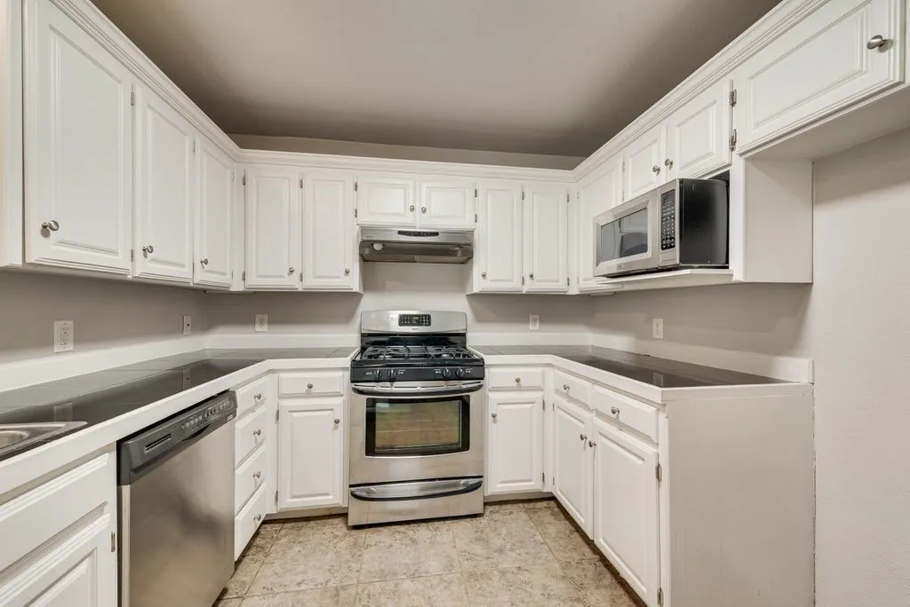 Single Family Residence For Sale in Johnson County , 301 South Circle, Grandview, Texas 76050, 3 Bedroom, 2 Bathroom, 2 Garage spaces, 2,212 Sqft, built in 1994, mls#21339361, Real Estate Agent in Grandview, Homes For Sale in Johnson county, Homes For Sale in Grandview, Realtor in Grandview Texas, Real Estate Brokerage Independent Realty Texas, Luminita Cordes Realtor