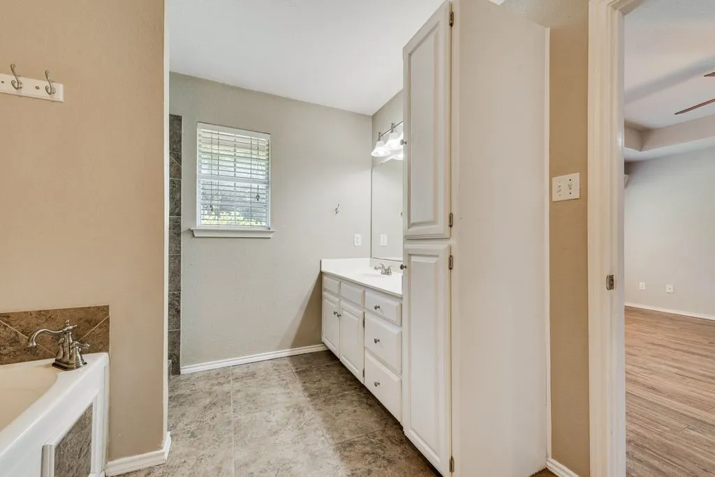 Single Family Residence For Sale in Johnson County , 301 South Circle, Grandview, Texas 76050, 3 Bedroom, 2 Bathroom, 2 Garage spaces, 2,212 Sqft, built in 1994, mls#21339361, Real Estate Agent in Grandview, Homes For Sale in Johnson county, Homes For Sale in Grandview, Realtor in Grandview Texas, Real Estate Brokerage Independent Realty Texas, Luminita Cordes Realtor