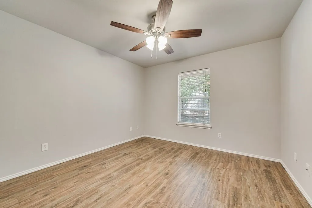 Single Family Residence For Sale in Johnson County , 301 South Circle, Grandview, Texas 76050, 3 Bedroom, 2 Bathroom, 2 Garage spaces, 2,212 Sqft, built in 1994, mls#21339361, Real Estate Agent in Grandview, Homes For Sale in Johnson county, Homes For Sale in Grandview, Realtor in Grandview Texas, Real Estate Brokerage Independent Realty Texas, Luminita Cordes Realtor