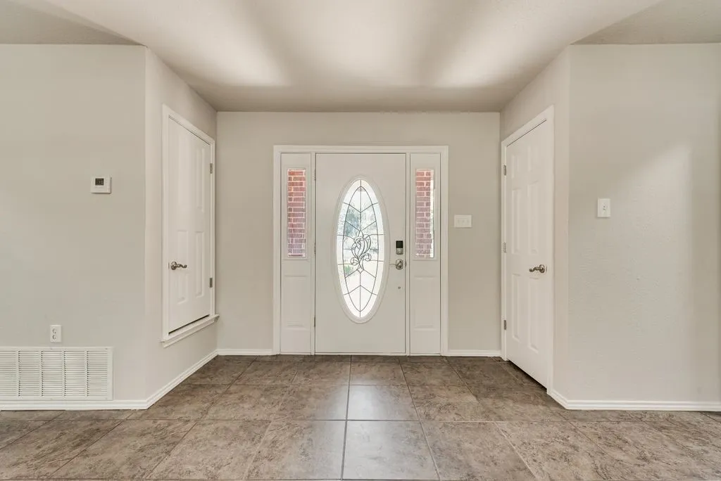 Single Family Residence For Sale in Johnson County , 301 South Circle, Grandview, Texas 76050, 3 Bedroom, 2 Bathroom, 2 Garage spaces, 2,212 Sqft, built in 1994, mls#21339361, Real Estate Agent in Grandview, Homes For Sale in Johnson county, Homes For Sale in Grandview, Realtor in Grandview Texas, Real Estate Brokerage Independent Realty Texas, Luminita Cordes Realtor