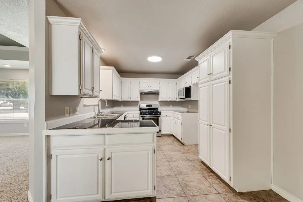 Single Family Residence For Sale in Johnson County , 301 South Circle, Grandview, Texas 76050, 3 Bedroom, 2 Bathroom, 2 Garage spaces, 2,212 Sqft, built in 1994, mls#21339361, Real Estate Agent in Grandview, Homes For Sale in Johnson county, Homes For Sale in Grandview, Realtor in Grandview Texas, Real Estate Brokerage Independent Realty Texas, Luminita Cordes Realtor
