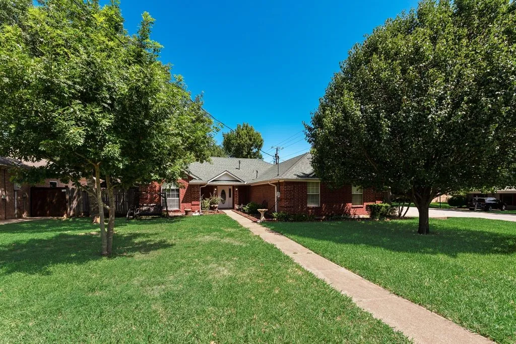 Single Family Residence For Sale in Johnson County , 301 South Circle, Grandview, Texas 76050, 3 Bedroom, 2 Bathroom, 2 Garage spaces, 2,212 Sqft, built in 1994, mls#21339361, Real Estate Agent in Grandview, Homes For Sale in Johnson county, Homes For Sale in Grandview, Realtor in Grandview Texas, Real Estate Brokerage Independent Realty Texas, Luminita Cordes Realtor