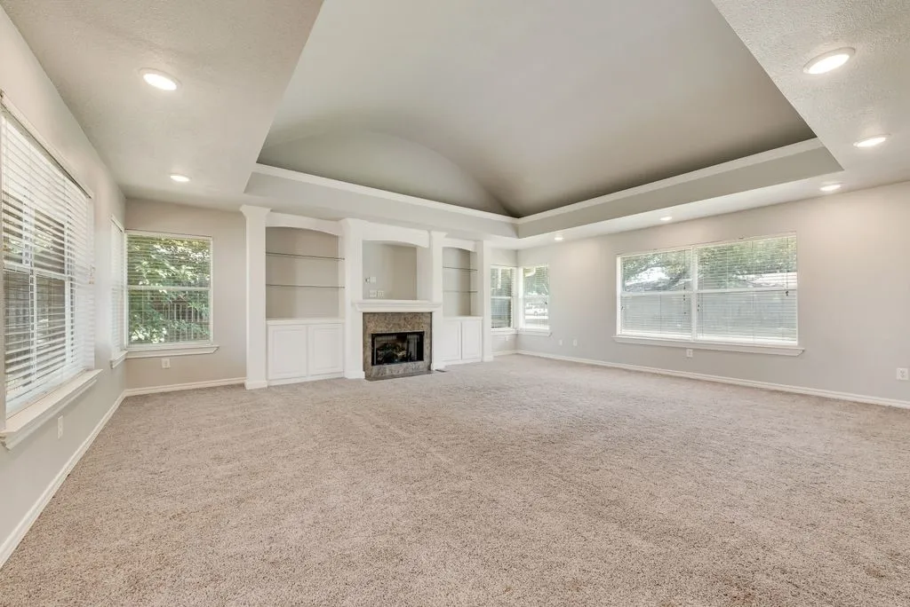 Single Family Residence For Sale in Johnson County , 301 South Circle, Grandview, Texas 76050, 3 Bedroom, 2 Bathroom, 2 Garage spaces, 2,212 Sqft, built in 1994, mls#21339361, Real Estate Agent in Grandview, Homes For Sale in Johnson county, Homes For Sale in Grandview, Realtor in Grandview Texas, Real Estate Brokerage Independent Realty Texas, Luminita Cordes Realtor