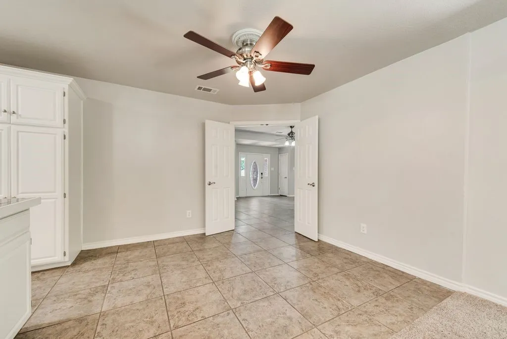 Single Family Residence For Sale in Johnson County , 301 South Circle, Grandview, Texas 76050, 3 Bedroom, 2 Bathroom, 2 Garage spaces, 2,212 Sqft, built in 1994, mls#21339361, Real Estate Agent in Grandview, Homes For Sale in Johnson county, Homes For Sale in Grandview, Realtor in Grandview Texas, Real Estate Brokerage Independent Realty Texas, Luminita Cordes Realtor