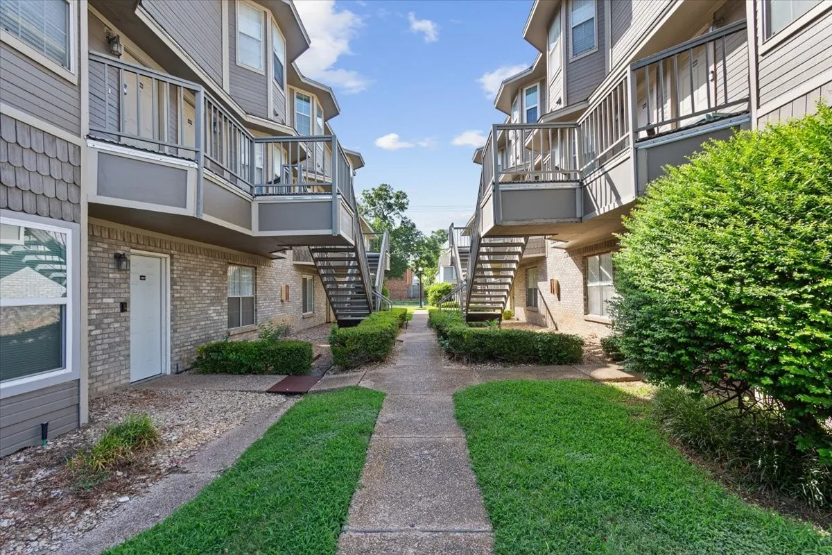 Condominium For Sale in Mc Lennan County , 1325 Speight Avenue, Waco, Texas 76706, 2 Bedrooms, 3 Bathrooms, Garage spaces, 1,143 Sqft, built in 1984, Price $145,000, mls#21336766, Real Estate Agent in Waco, Homes For Sale in Mc Lennan county, Homes For Sale in Waco, Realtor in Waco Texas, Real Estate Brokerage Independent Realty Texas, Luminita Cordes Realtor