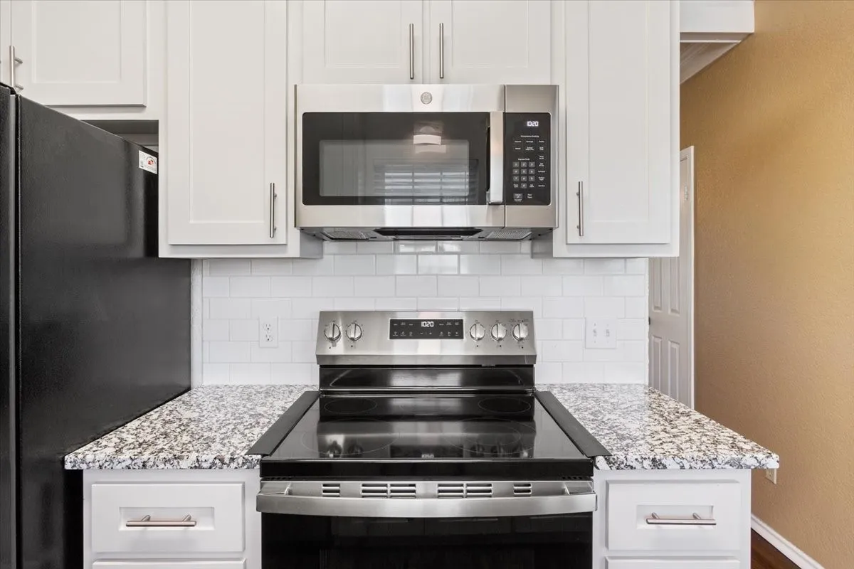 Condominium For Sale in Mc Lennan County , 1325 Speight Avenue, Waco, Texas 76706, 2 Bedrooms, 3 Bathrooms, Garage spaces, 1,143 Sqft, built in 1984, Price $145,000, mls#21336766, Real Estate Agent in Waco, Homes For Sale in Mc Lennan county, Homes For Sale in Waco, Realtor in Waco Texas, Real Estate Brokerage Independent Realty Texas, Luminita Cordes Realtor