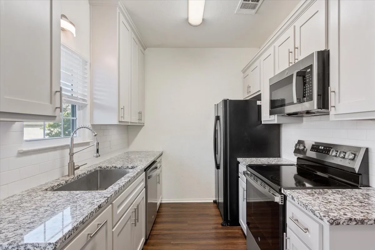 Condominium For Sale in Mc Lennan County , 1325 Speight Avenue, Waco, Texas 76706, 2 Bedrooms, 3 Bathrooms, Garage spaces, 1,143 Sqft, built in 1984, Price $145,000, mls#21336766, Real Estate Agent in Waco, Homes For Sale in Mc Lennan county, Homes For Sale in Waco, Realtor in Waco Texas, Real Estate Brokerage Independent Realty Texas, Luminita Cordes Realtor