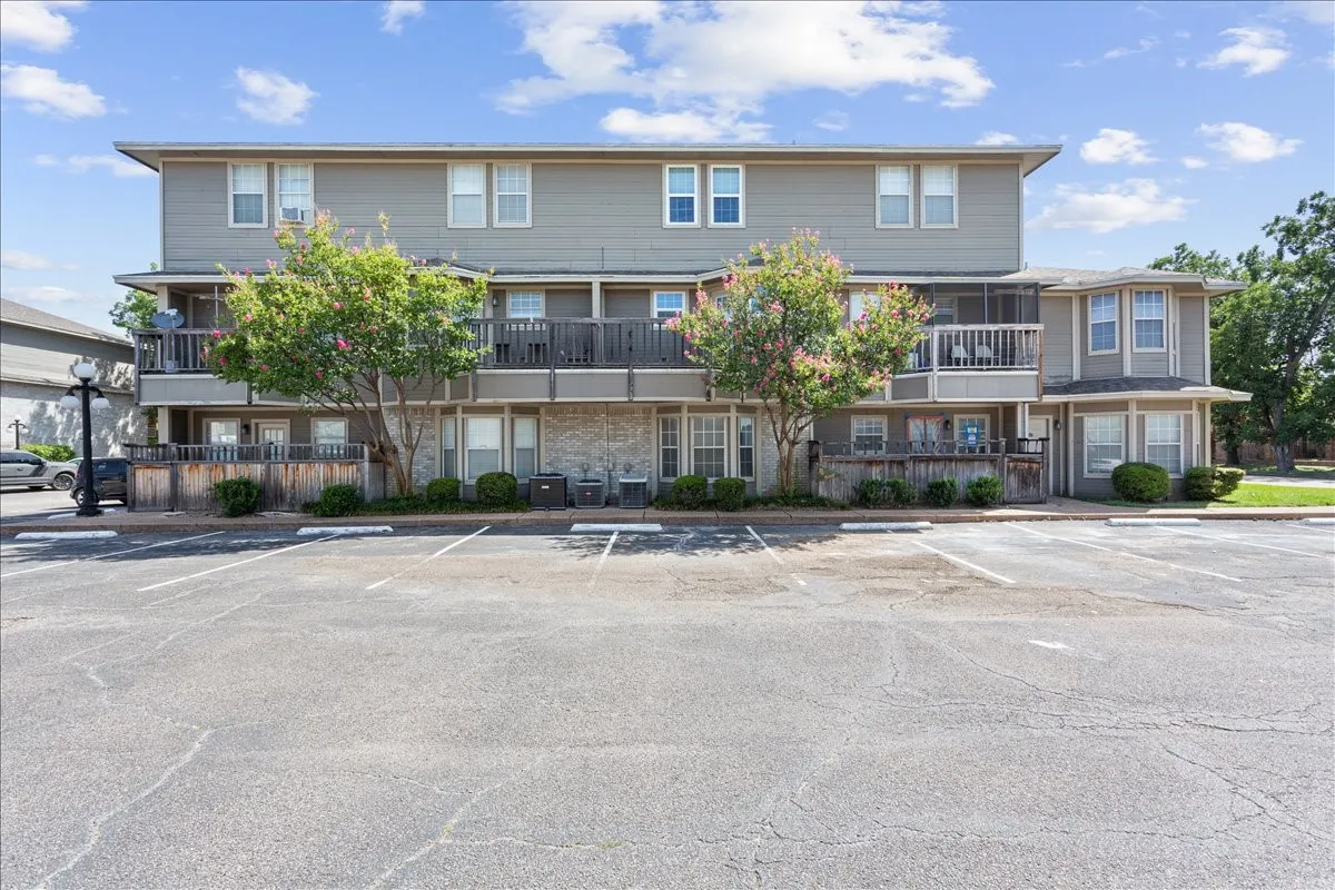 Condominium For Sale in Mc Lennan County , 1325 Speight Avenue, Waco, Texas 76706, 2 Bedrooms, 3 Bathrooms, Garage spaces, 1,143 Sqft, built in 1984, Price $145,000, mls#21336766, Real Estate Agent in Waco, Homes For Sale in Mc Lennan county, Homes For Sale in Waco, Realtor in Waco Texas, Real Estate Brokerage Independent Realty Texas, Luminita Cordes Realtor