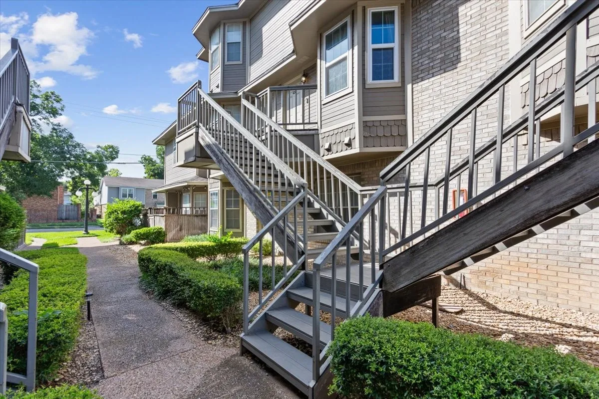 Condominium For Sale in Mc Lennan County , 1325 Speight Avenue, Waco, Texas 76706, 2 Bedrooms, 3 Bathrooms, Garage spaces, 1,143 Sqft, built in 1984, Price $145,000, mls#21336766, Real Estate Agent in Waco, Homes For Sale in Mc Lennan county, Homes For Sale in Waco, Realtor in Waco Texas, Real Estate Brokerage Independent Realty Texas, Luminita Cordes Realtor
