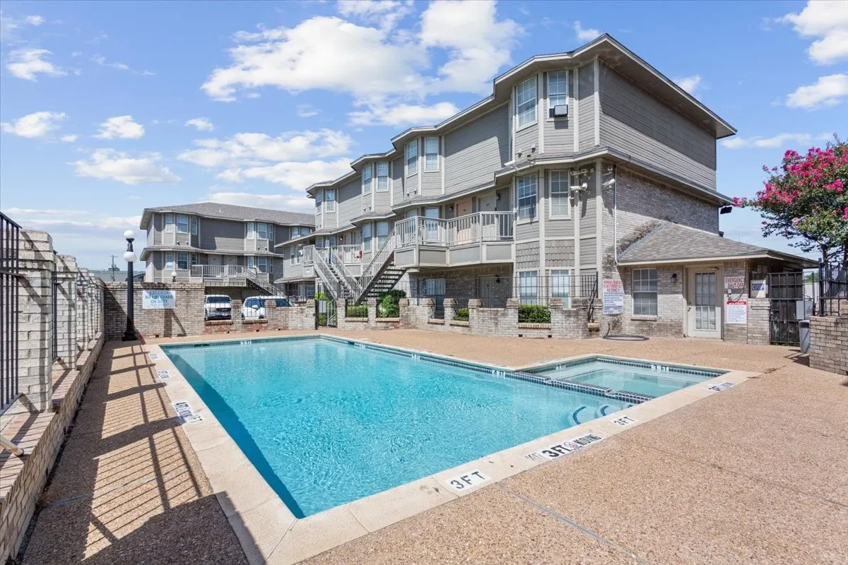 Condominium For Sale in Mc Lennan County , 1325 Speight Avenue, Waco, Texas 76706, 2 Bedrooms, 3 Bathrooms, Garage spaces, 1,143 Sqft, built in 1984, Price $145,000, mls#21336766, Real Estate Agent in Waco, Homes For Sale in Mc Lennan county, Homes For Sale in Waco, Realtor in Waco Texas, Real Estate Brokerage Independent Realty Texas, Luminita Cordes Realtor