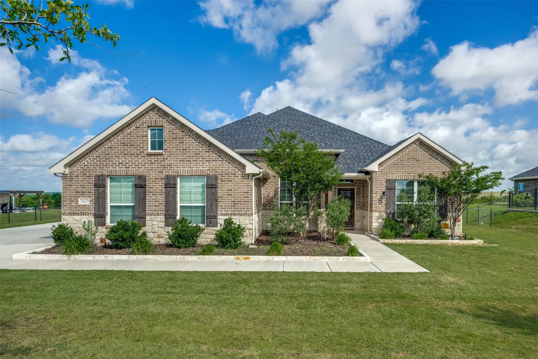 Single Family Residence For Sale in Denton County , 7421 Autumn Grove Lane, Ponder, Texas 76259, 4 Bedroom, 3 Bathroom, 3 Garage spaces, 2,548 Sqft, built in 2021, mls#21339368, Real Estate Agent in Ponder, Homes For Sale in Denton county, Homes For Sale in Ponder, Realtor in Ponder Texas, Real Estate Brokerage Independent Realty Texas, Luminita Cordes Realtor