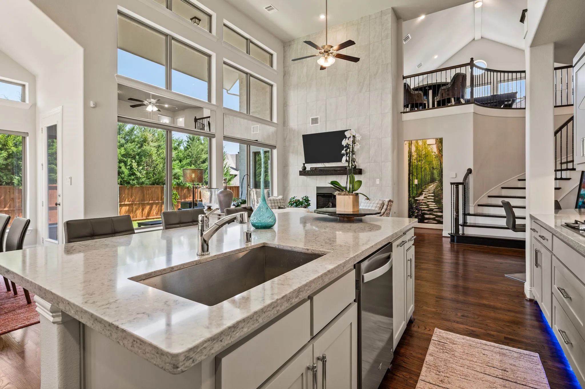 More Omega stone; Single-basin sink; Massive counter-height Breakfast seating