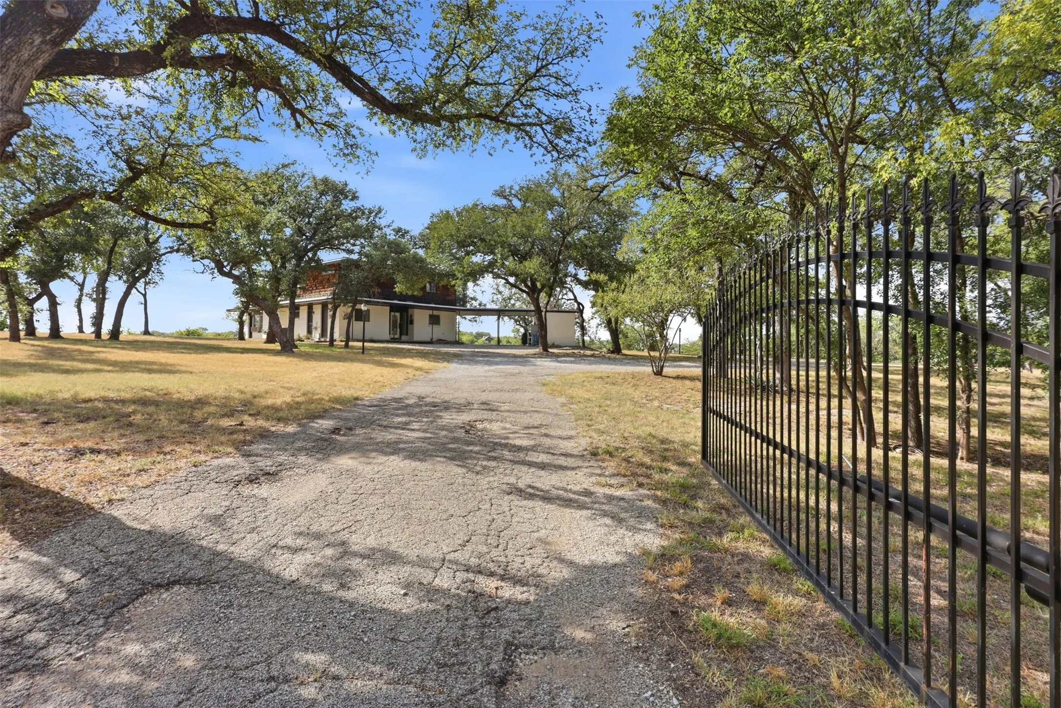 Single Family Residence For Sale in Tarrant County , 9325 Westview Road, Fort Worth, Texas 76179, 3 Bedroom, 3 Bathroom, Garage spaces, 2,960 Sqft, built in 1961, mls#21337173, Real Estate Agent in Fort Worth, Homes For Sale in Tarrant county, Homes For Sale in Fort Worth, Realtor in Fort Worth Texas, Real Estate Brokerage Independent Realty Texas, Luminita Cordes Realtor