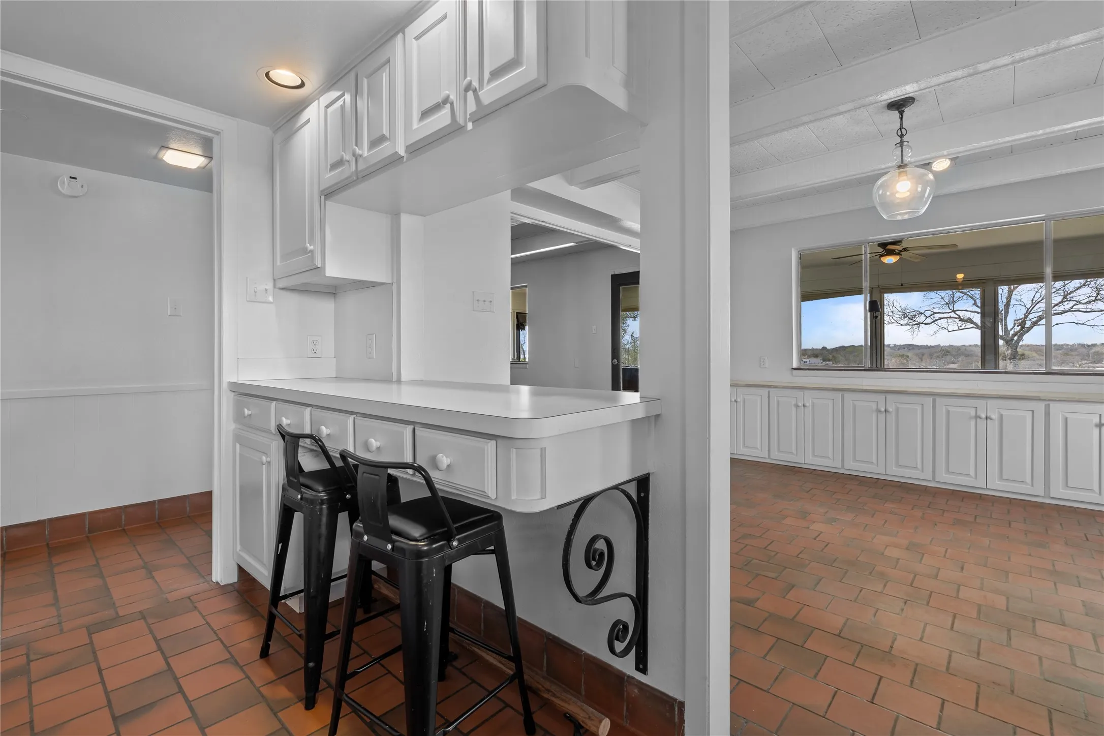 Single Family Residence For Sale in Tarrant County , 9325 Westview Road, Fort Worth, Texas 76179, 3 Bedroom, 3 Bathroom, Garage spaces, 2,960 Sqft, built in 1961, mls#21337173, Real Estate Agent in Fort Worth, Homes For Sale in Tarrant county, Homes For Sale in Fort Worth, Realtor in Fort Worth Texas, Real Estate Brokerage Independent Realty Texas, Luminita Cordes Realtor