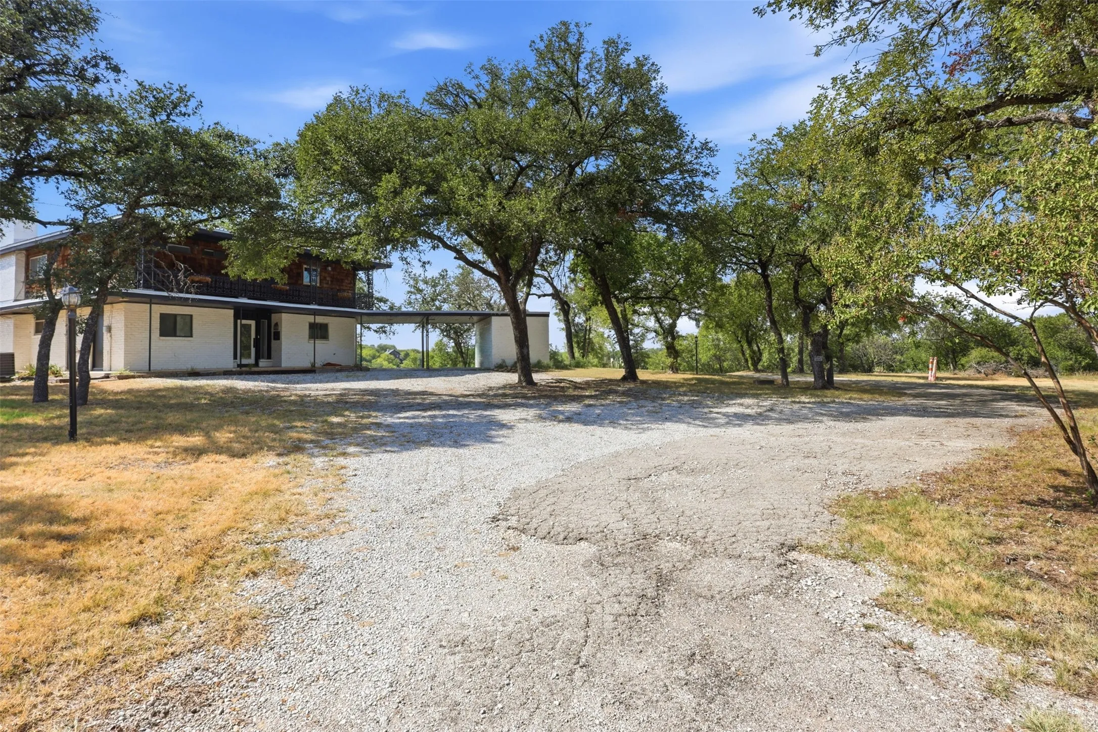 Single Family Residence For Sale in Tarrant County , 9325 Westview Road, Fort Worth, Texas 76179, 3 Bedroom, 3 Bathroom, Garage spaces, 2,960 Sqft, built in 1961, mls#21337173, Real Estate Agent in Fort Worth, Homes For Sale in Tarrant county, Homes For Sale in Fort Worth, Realtor in Fort Worth Texas, Real Estate Brokerage Independent Realty Texas, Luminita Cordes Realtor
