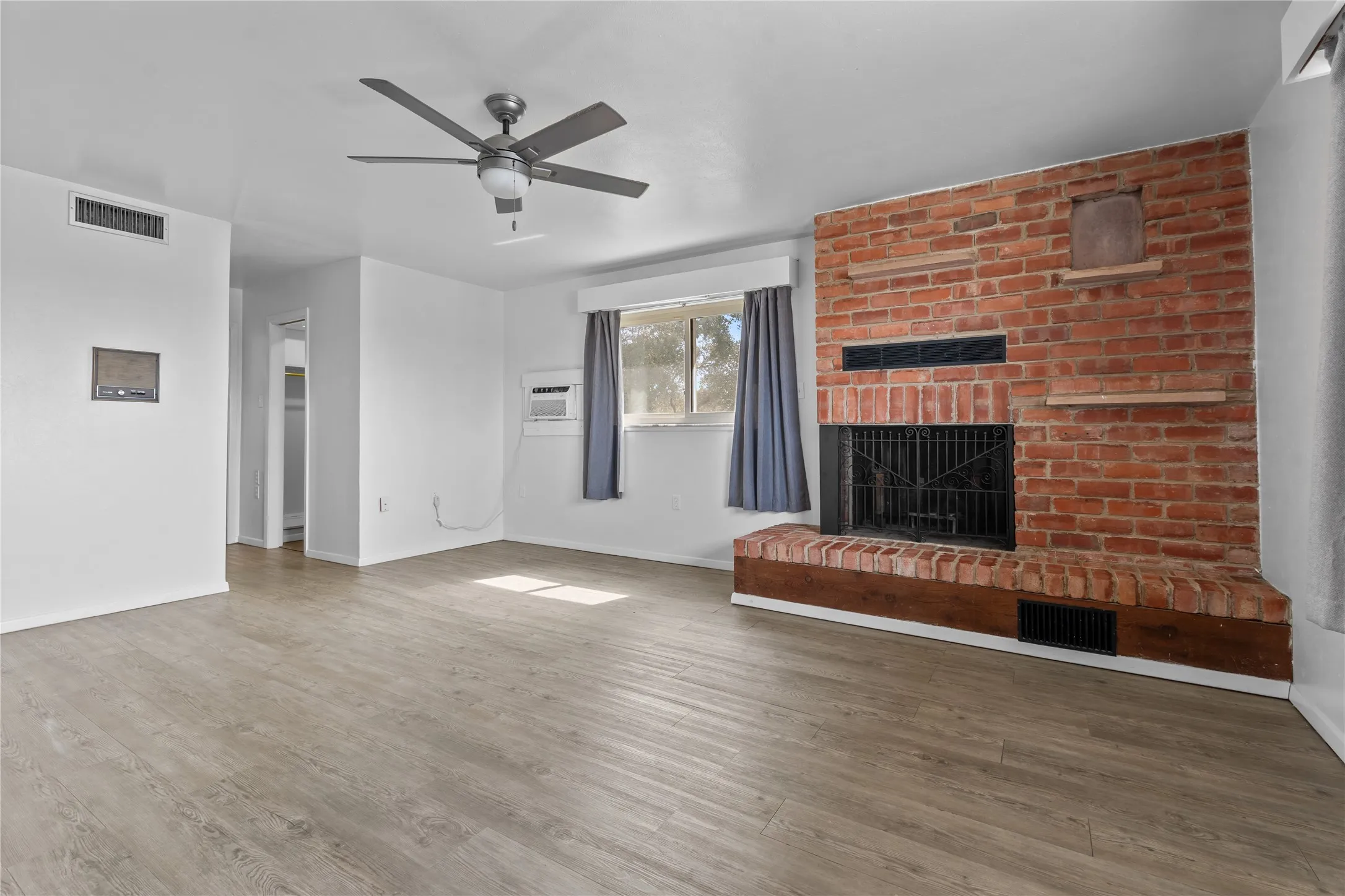 Single Family Residence For Sale in Tarrant County , 9325 Westview Road, Fort Worth, Texas 76179, 3 Bedroom, 3 Bathroom, Garage spaces, 2,960 Sqft, built in 1961, mls#21337173, Real Estate Agent in Fort Worth, Homes For Sale in Tarrant county, Homes For Sale in Fort Worth, Realtor in Fort Worth Texas, Real Estate Brokerage Independent Realty Texas, Luminita Cordes Realtor