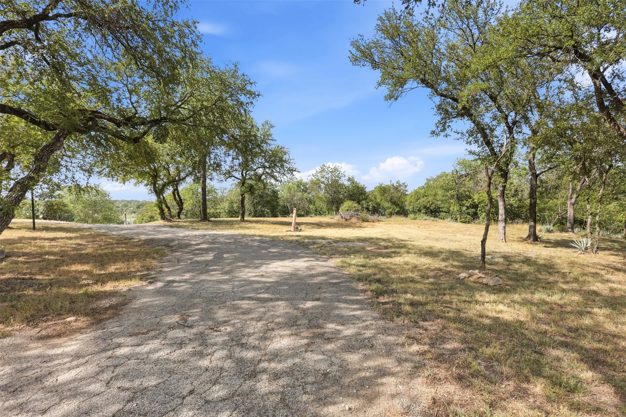 Single Family Residence For Sale in Tarrant County , 9325 Westview Road, Fort Worth, Texas 76179, 3 Bedroom, 3 Bathroom, Garage spaces, 2,960 Sqft, built in 1961, mls#21337173, Real Estate Agent in Fort Worth, Homes For Sale in Tarrant county, Homes For Sale in Fort Worth, Realtor in Fort Worth Texas, Real Estate Brokerage Independent Realty Texas, Luminita Cordes Realtor