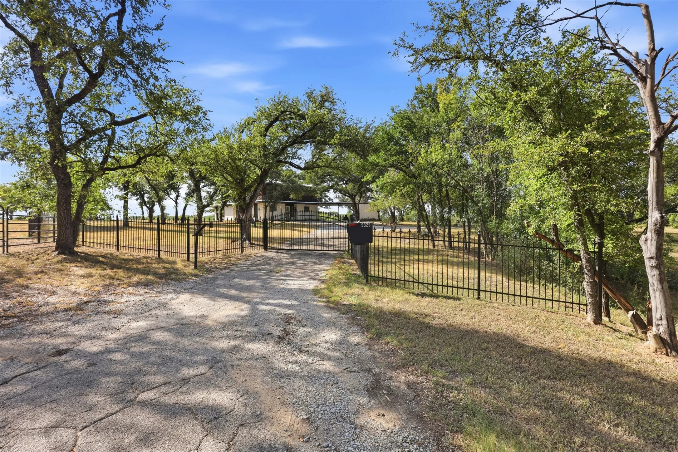 Single Family Residence For Sale in Tarrant County , 9325 Westview Road, Fort Worth, Texas 76179, 3 Bedroom, 3 Bathroom, Garage spaces, 2,960 Sqft, built in 1961, mls#21337173, Real Estate Agent in Fort Worth, Homes For Sale in Tarrant county, Homes For Sale in Fort Worth, Realtor in Fort Worth Texas, Real Estate Brokerage Independent Realty Texas, Luminita Cordes Realtor