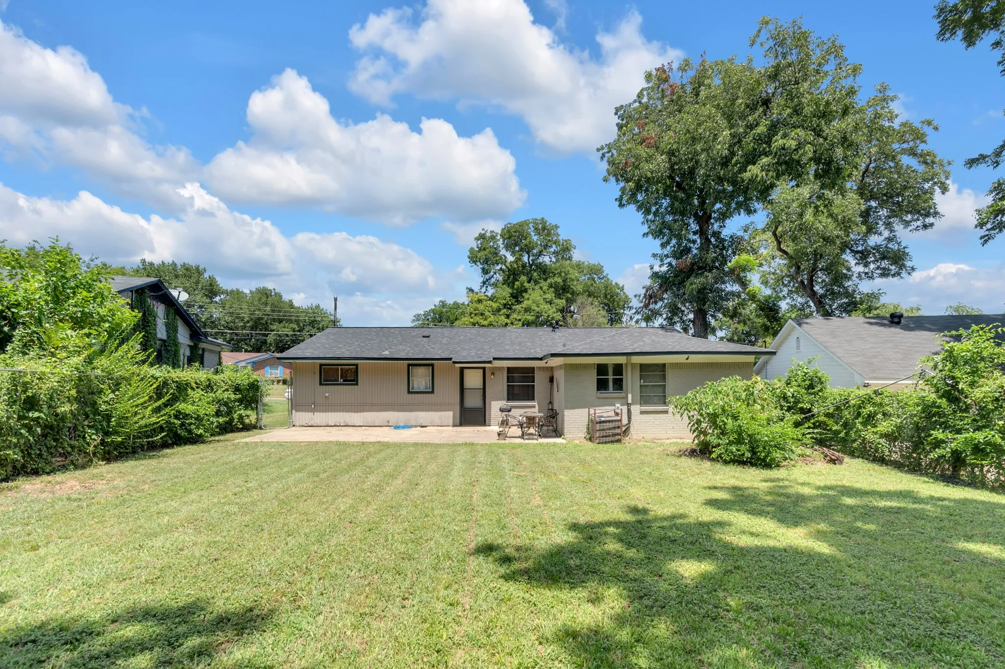 Single Family Residence For Sale in Dallas County , 6315 Harmony Lane, Dallas, Texas 75241, 3 Bedroom, 2 Bathroom, 2 Garage spaces, 1,084 Sqft, built in 1961, mls#21339236, Real Estate Agent in Dallas, Homes For Sale in Dallas county, Homes For Sale in Dallas, Realtor in Dallas Texas, Real Estate Brokerage Independent Realty Texas, Luminita Cordes Realtor