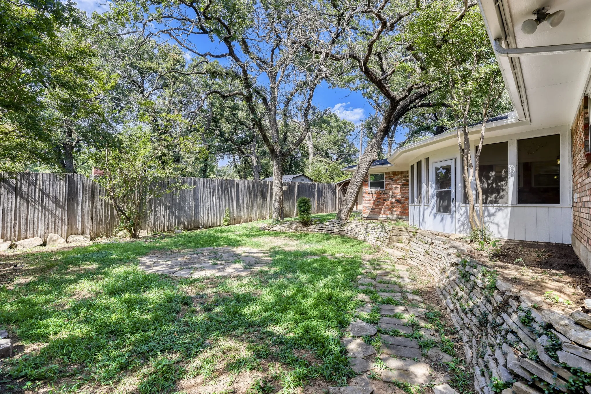 Single Family Residence For Sale in Tarrant County , 624 Hillview Drive, Hurst, Texas 76054, 3 Bedroom, 2 Bathroom, 2 Garage spaces, 2,084 Sqft, built in 1956, mls#21335773, Real Estate Agent in Hurst, Homes For Sale in Tarrant county, Homes For Sale in Hurst, Realtor in Hurst Texas, Real Estate Brokerage Independent Realty Texas, Luminita Cordes Realtor