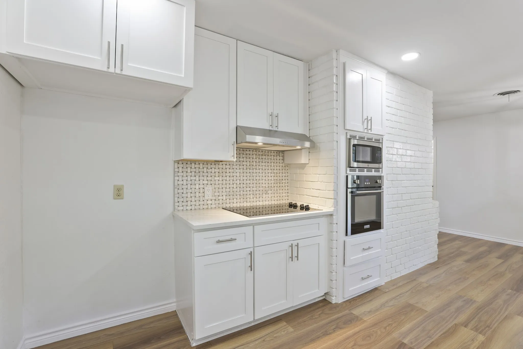 Single Family Residence For Sale in Tarrant County , 624 Hillview Drive, Hurst, Texas 76054, 3 Bedroom, 2 Bathroom, 2 Garage spaces, 2,084 Sqft, built in 1956, mls#21335773, Real Estate Agent in Hurst, Homes For Sale in Tarrant county, Homes For Sale in Hurst, Realtor in Hurst Texas, Real Estate Brokerage Independent Realty Texas, Luminita Cordes Realtor