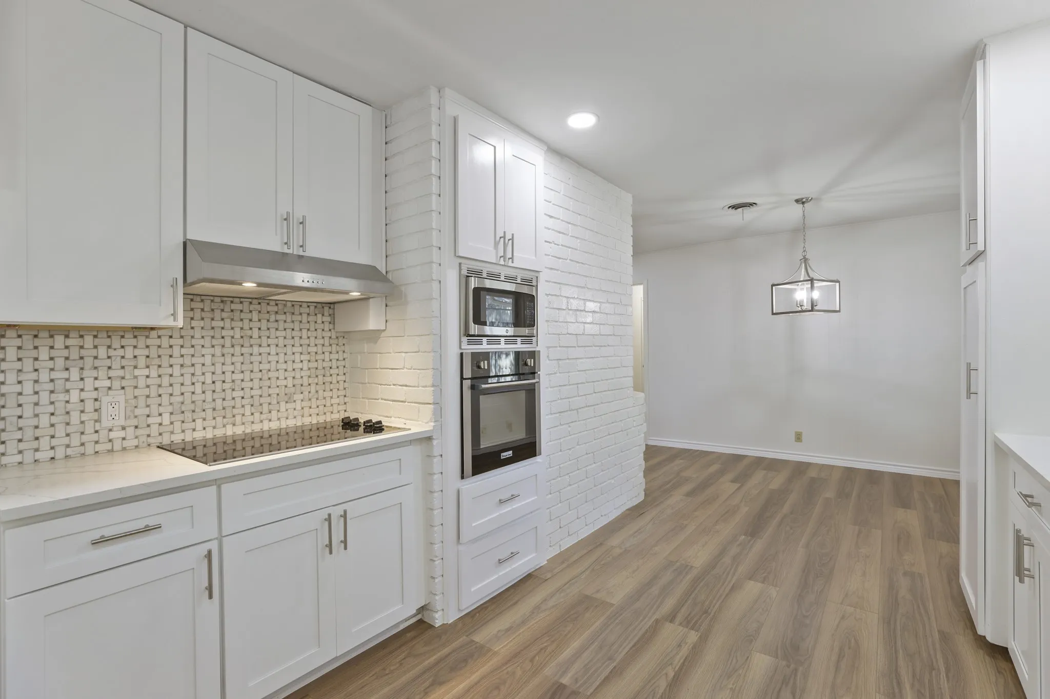 Single Family Residence For Sale in Tarrant County , 624 Hillview Drive, Hurst, Texas 76054, 3 Bedroom, 2 Bathroom, 2 Garage spaces, 2,084 Sqft, built in 1956, mls#21335773, Real Estate Agent in Hurst, Homes For Sale in Tarrant county, Homes For Sale in Hurst, Realtor in Hurst Texas, Real Estate Brokerage Independent Realty Texas, Luminita Cordes Realtor