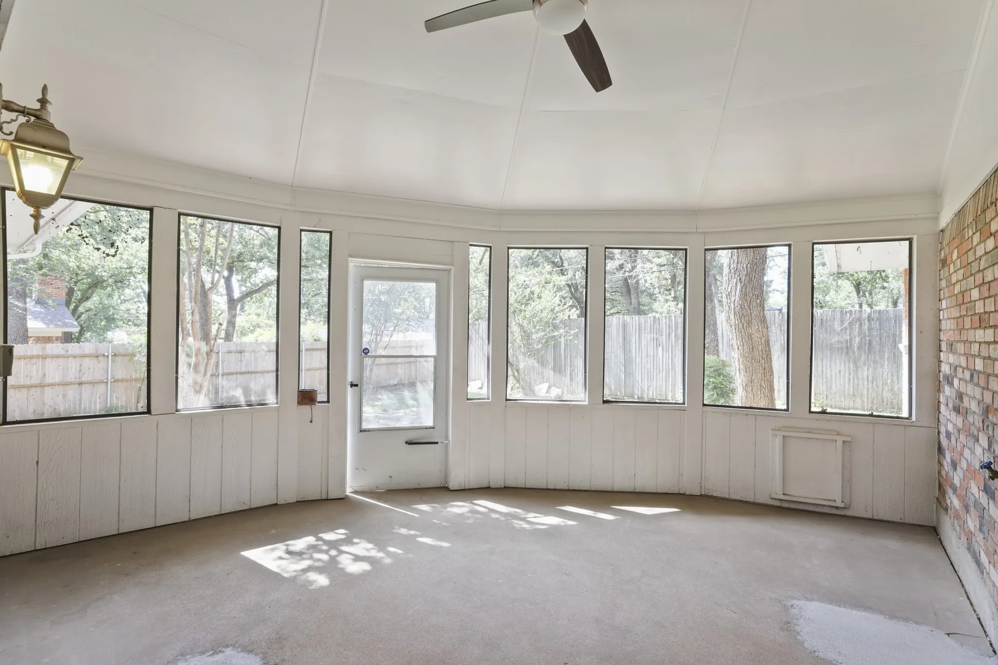 Single Family Residence For Sale in Tarrant County , 624 Hillview Drive, Hurst, Texas 76054, 3 Bedroom, 2 Bathroom, 2 Garage spaces, 2,084 Sqft, built in 1956, mls#21335773, Real Estate Agent in Hurst, Homes For Sale in Tarrant county, Homes For Sale in Hurst, Realtor in Hurst Texas, Real Estate Brokerage Independent Realty Texas, Luminita Cordes Realtor