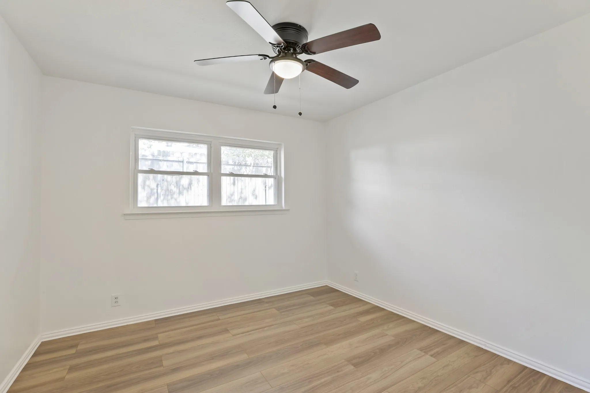 Single Family Residence For Sale in Tarrant County , 624 Hillview Drive, Hurst, Texas 76054, 3 Bedroom, 2 Bathroom, 2 Garage spaces, 2,084 Sqft, built in 1956, mls#21335773, Real Estate Agent in Hurst, Homes For Sale in Tarrant county, Homes For Sale in Hurst, Realtor in Hurst Texas, Real Estate Brokerage Independent Realty Texas, Luminita Cordes Realtor