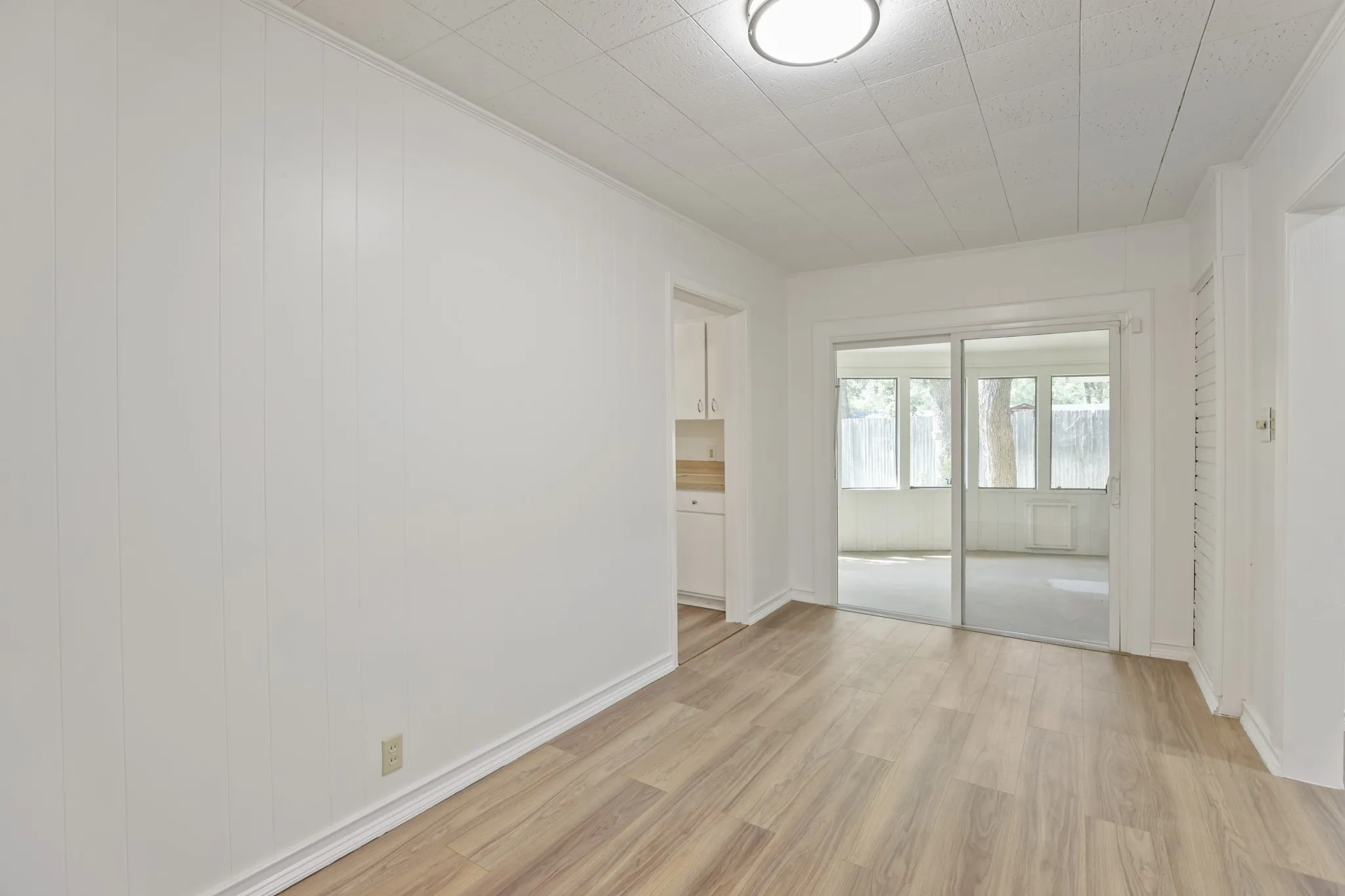 Single Family Residence For Sale in Tarrant County , 624 Hillview Drive, Hurst, Texas 76054, 3 Bedroom, 2 Bathroom, 2 Garage spaces, 2,084 Sqft, built in 1956, mls#21335773, Real Estate Agent in Hurst, Homes For Sale in Tarrant county, Homes For Sale in Hurst, Realtor in Hurst Texas, Real Estate Brokerage Independent Realty Texas, Luminita Cordes Realtor