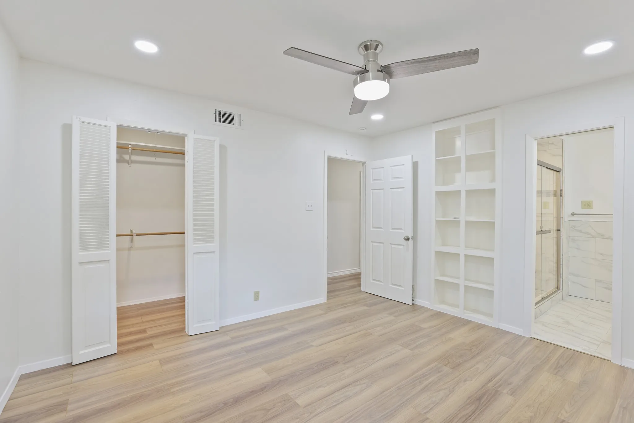 Single Family Residence For Sale in Tarrant County , 624 Hillview Drive, Hurst, Texas 76054, 3 Bedroom, 2 Bathroom, 2 Garage spaces, 2,084 Sqft, built in 1956, mls#21335773, Real Estate Agent in Hurst, Homes For Sale in Tarrant county, Homes For Sale in Hurst, Realtor in Hurst Texas, Real Estate Brokerage Independent Realty Texas, Luminita Cordes Realtor