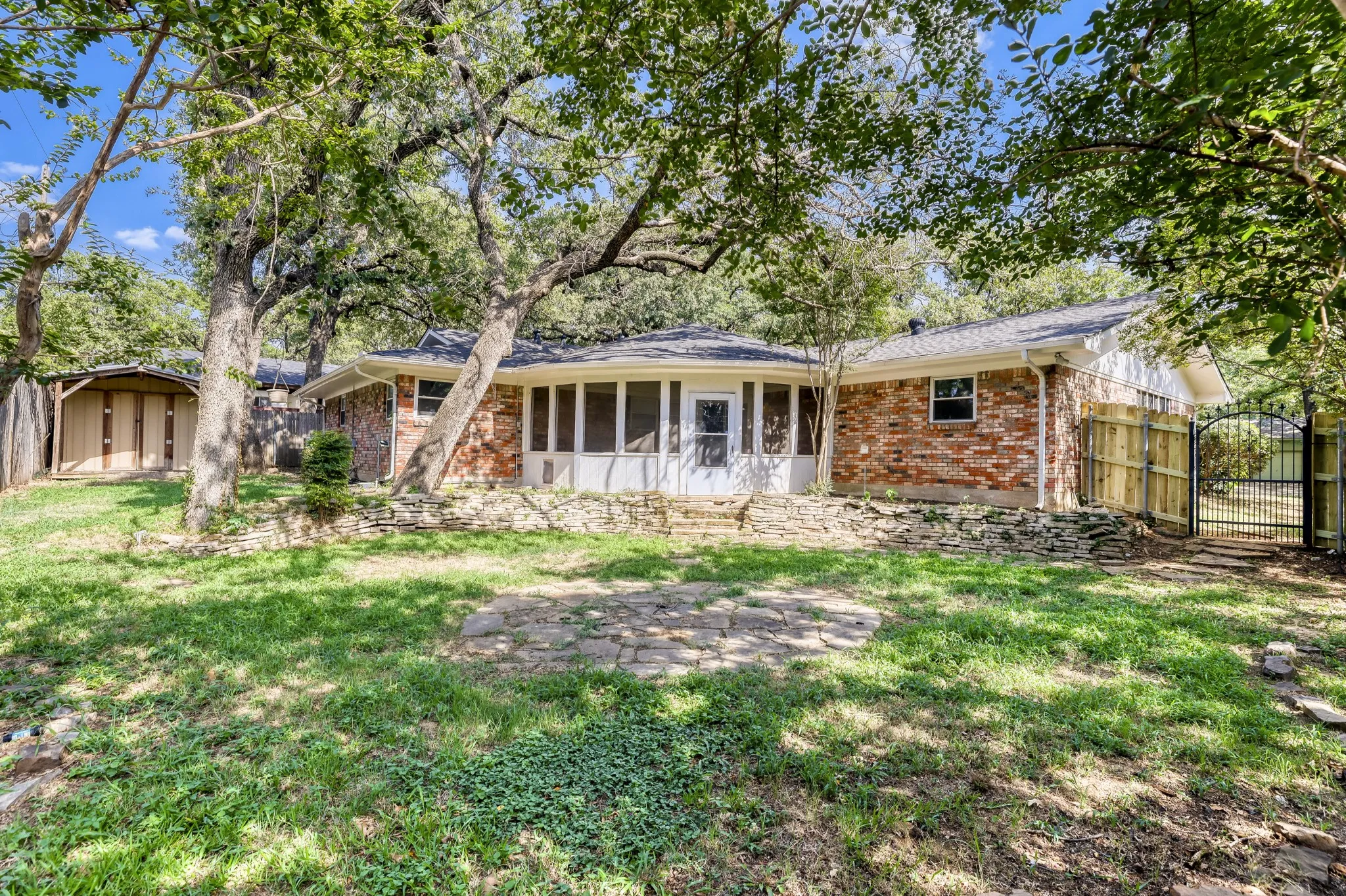 Single Family Residence For Sale in Tarrant County , 624 Hillview Drive, Hurst, Texas 76054, 3 Bedroom, 2 Bathroom, 2 Garage spaces, 2,084 Sqft, built in 1956, mls#21335773, Real Estate Agent in Hurst, Homes For Sale in Tarrant county, Homes For Sale in Hurst, Realtor in Hurst Texas, Real Estate Brokerage Independent Realty Texas, Luminita Cordes Realtor