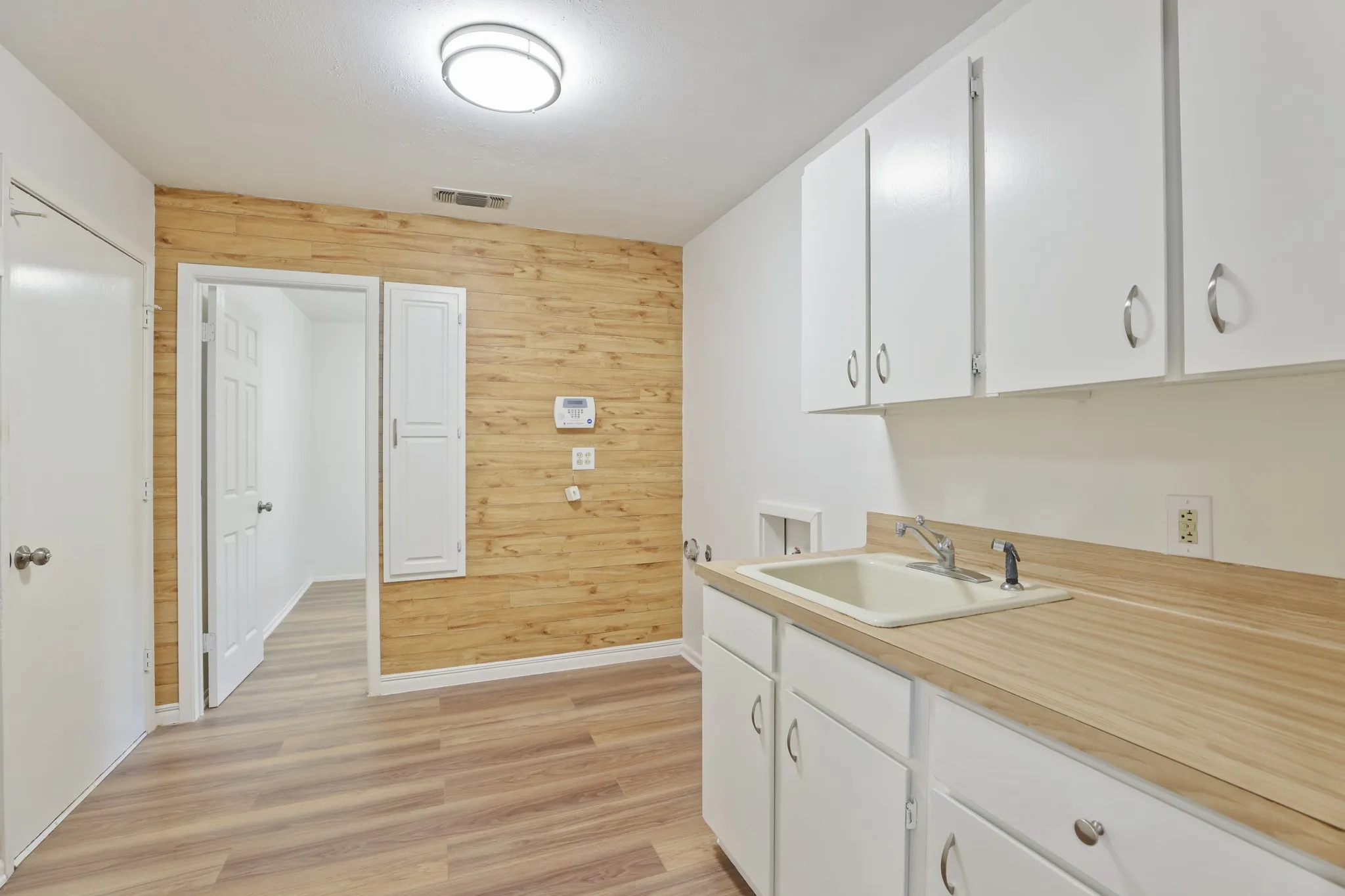 Single Family Residence For Sale in Tarrant County , 624 Hillview Drive, Hurst, Texas 76054, 3 Bedroom, 2 Bathroom, 2 Garage spaces, 2,084 Sqft, built in 1956, mls#21335773, Real Estate Agent in Hurst, Homes For Sale in Tarrant county, Homes For Sale in Hurst, Realtor in Hurst Texas, Real Estate Brokerage Independent Realty Texas, Luminita Cordes Realtor