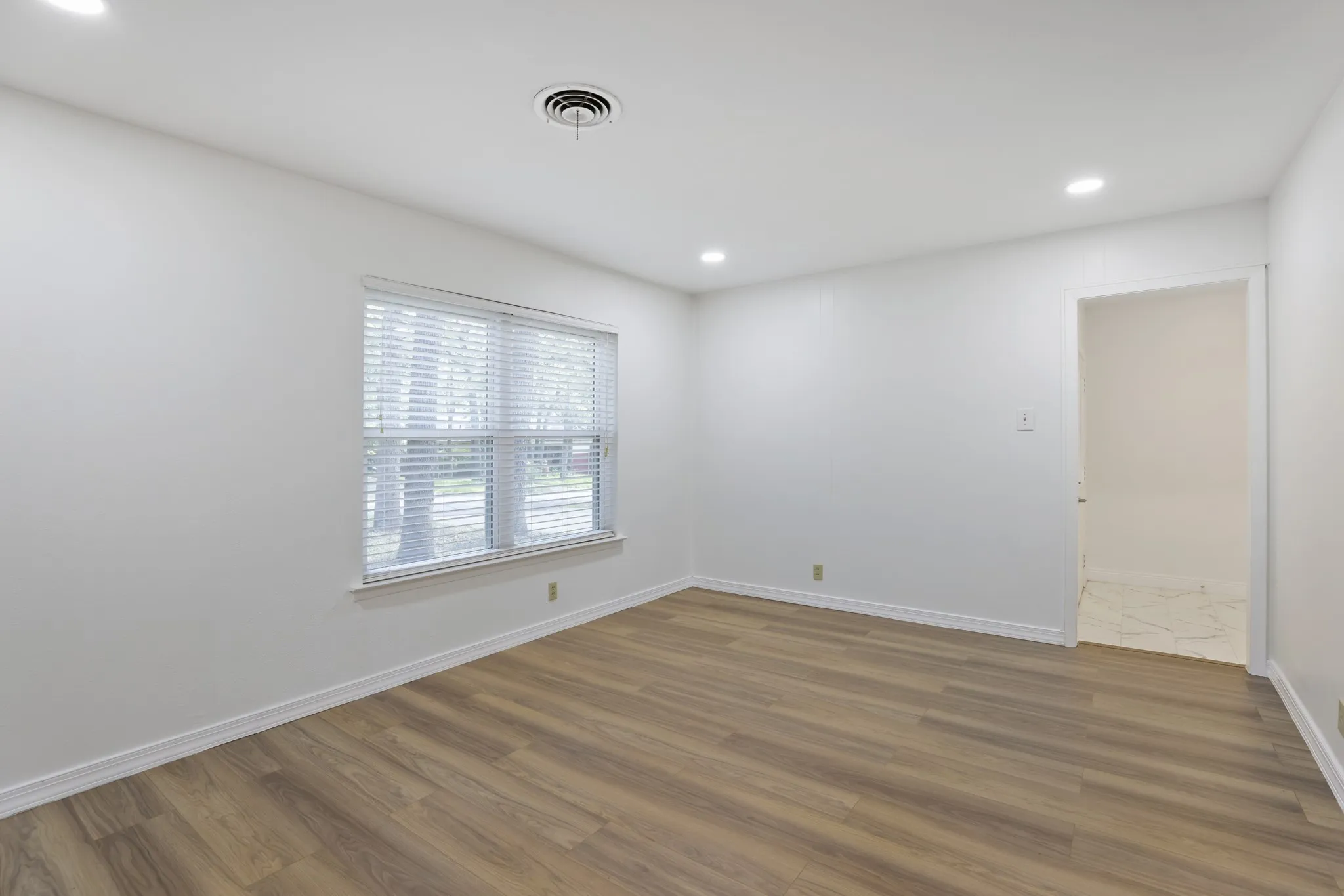 Single Family Residence For Sale in Tarrant County , 624 Hillview Drive, Hurst, Texas 76054, 3 Bedroom, 2 Bathroom, 2 Garage spaces, 2,084 Sqft, built in 1956, mls#21335773, Real Estate Agent in Hurst, Homes For Sale in Tarrant county, Homes For Sale in Hurst, Realtor in Hurst Texas, Real Estate Brokerage Independent Realty Texas, Luminita Cordes Realtor