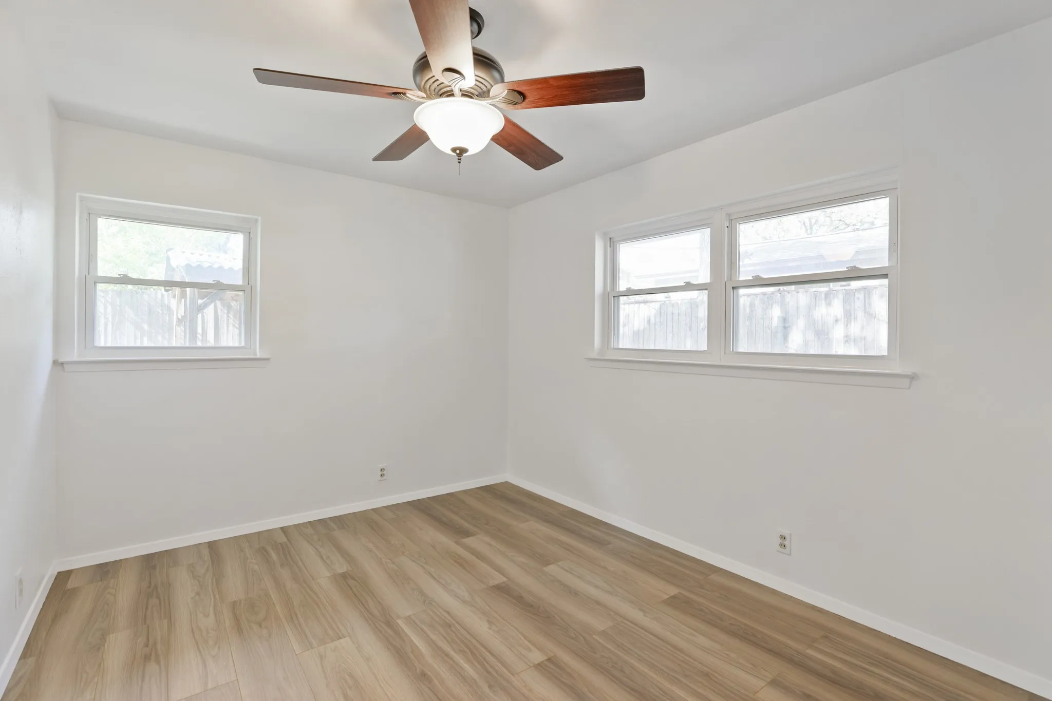 Single Family Residence For Sale in Tarrant County , 624 Hillview Drive, Hurst, Texas 76054, 3 Bedroom, 2 Bathroom, 2 Garage spaces, 2,084 Sqft, built in 1956, mls#21335773, Real Estate Agent in Hurst, Homes For Sale in Tarrant county, Homes For Sale in Hurst, Realtor in Hurst Texas, Real Estate Brokerage Independent Realty Texas, Luminita Cordes Realtor
