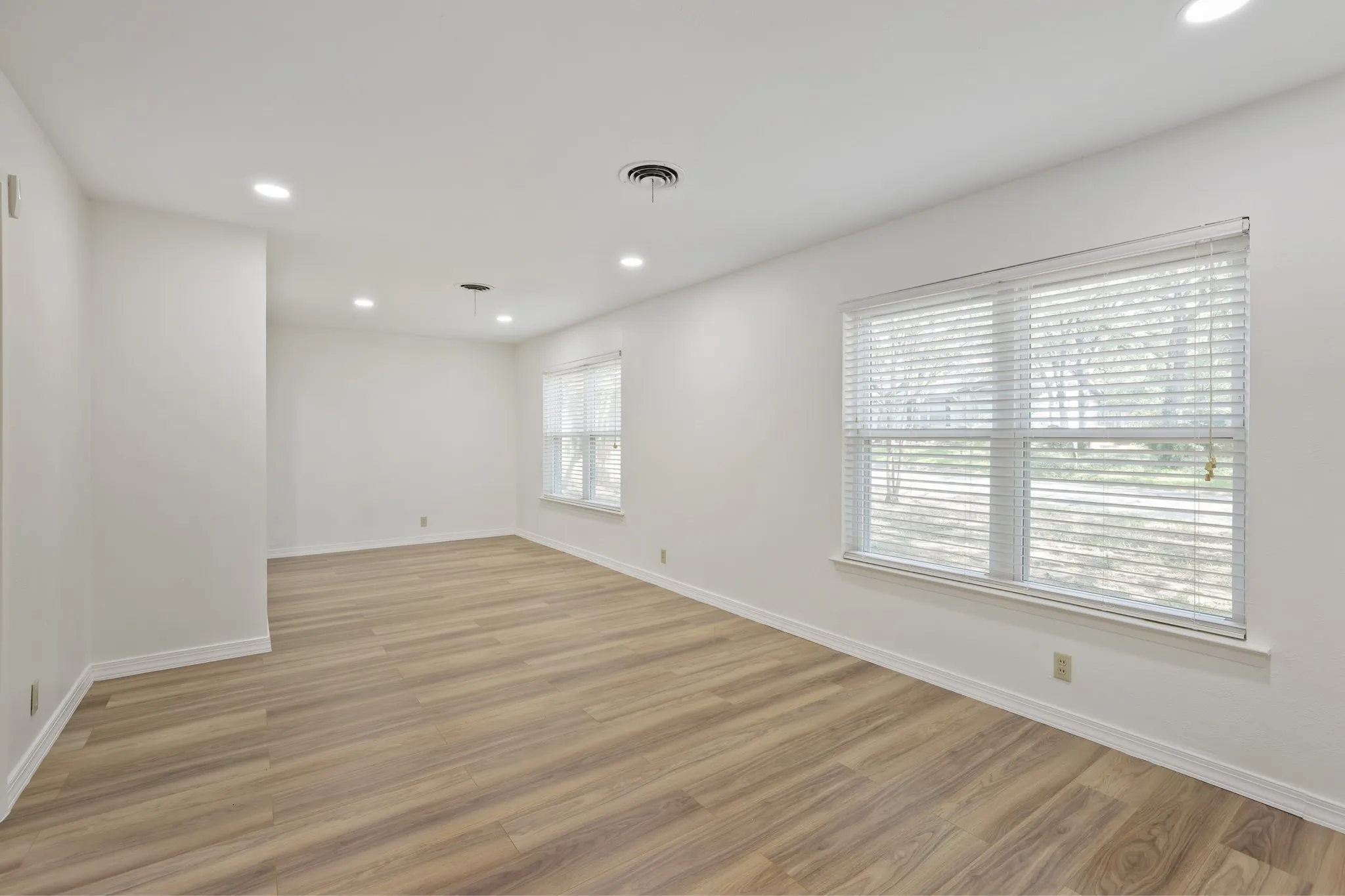 Single Family Residence For Sale in Tarrant County , 624 Hillview Drive, Hurst, Texas 76054, 3 Bedroom, 2 Bathroom, 2 Garage spaces, 2,084 Sqft, built in 1956, mls#21335773, Real Estate Agent in Hurst, Homes For Sale in Tarrant county, Homes For Sale in Hurst, Realtor in Hurst Texas, Real Estate Brokerage Independent Realty Texas, Luminita Cordes Realtor