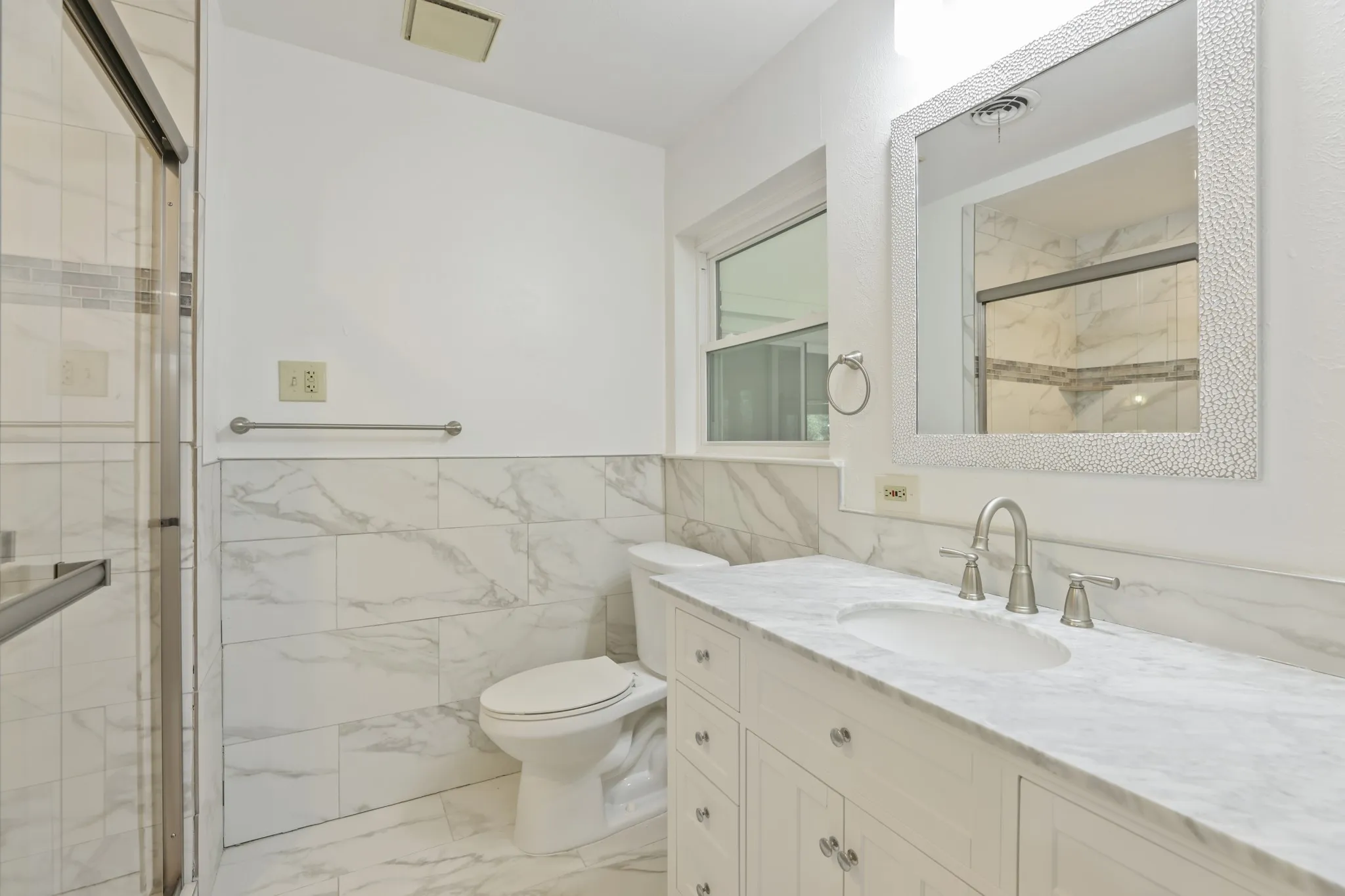 Single Family Residence For Sale in Tarrant County , 624 Hillview Drive, Hurst, Texas 76054, 3 Bedroom, 2 Bathroom, 2 Garage spaces, 2,084 Sqft, built in 1956, mls#21335773, Real Estate Agent in Hurst, Homes For Sale in Tarrant county, Homes For Sale in Hurst, Realtor in Hurst Texas, Real Estate Brokerage Independent Realty Texas, Luminita Cordes Realtor