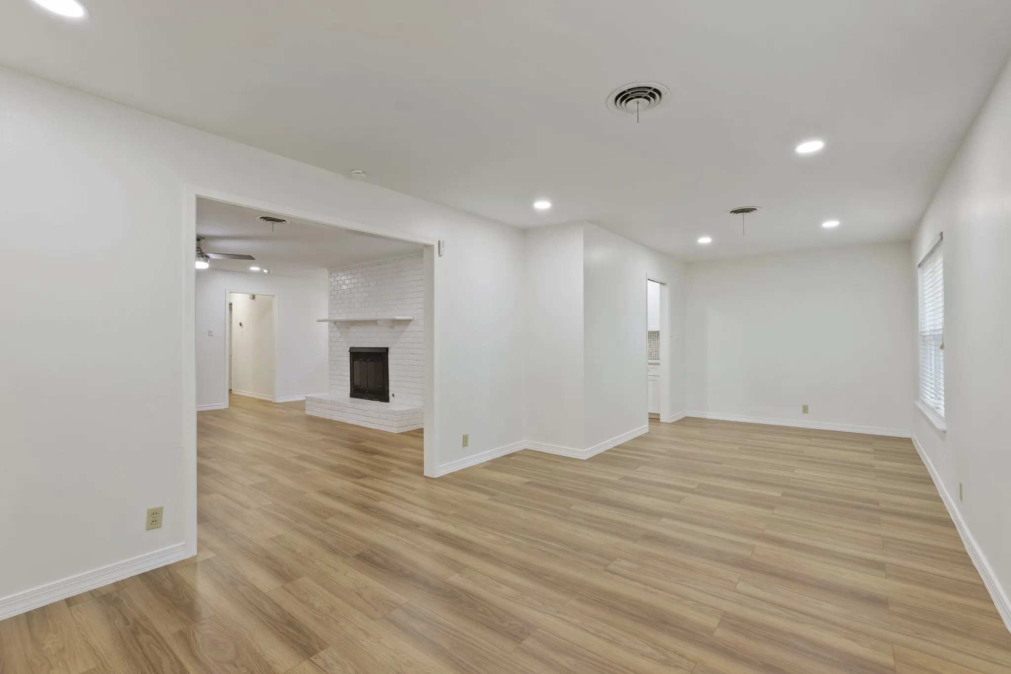 Single Family Residence For Sale in Tarrant County , 624 Hillview Drive, Hurst, Texas 76054, 3 Bedroom, 2 Bathroom, 2 Garage spaces, 2,084 Sqft, built in 1956, mls#21335773, Real Estate Agent in Hurst, Homes For Sale in Tarrant county, Homes For Sale in Hurst, Realtor in Hurst Texas, Real Estate Brokerage Independent Realty Texas, Luminita Cordes Realtor
